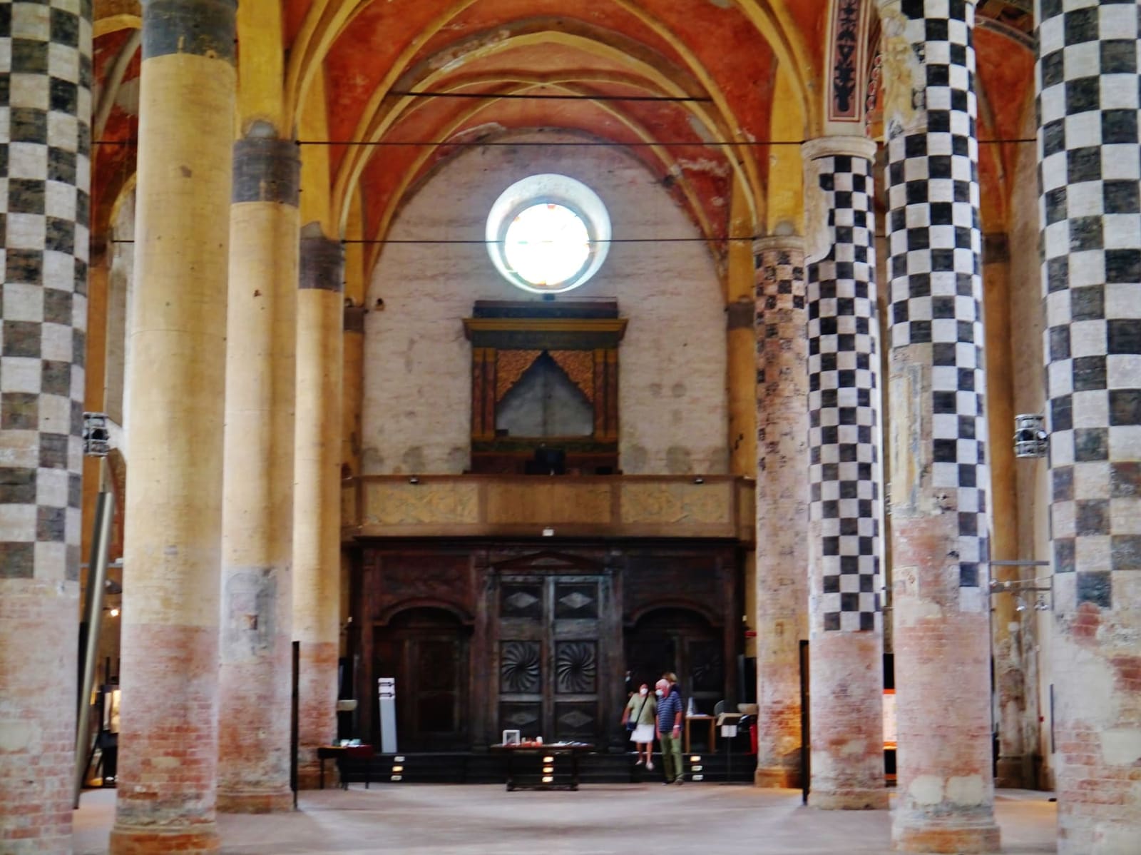 dentro San Domenico, le colonne dipinte a scacchi e la controfacciata con l'organo