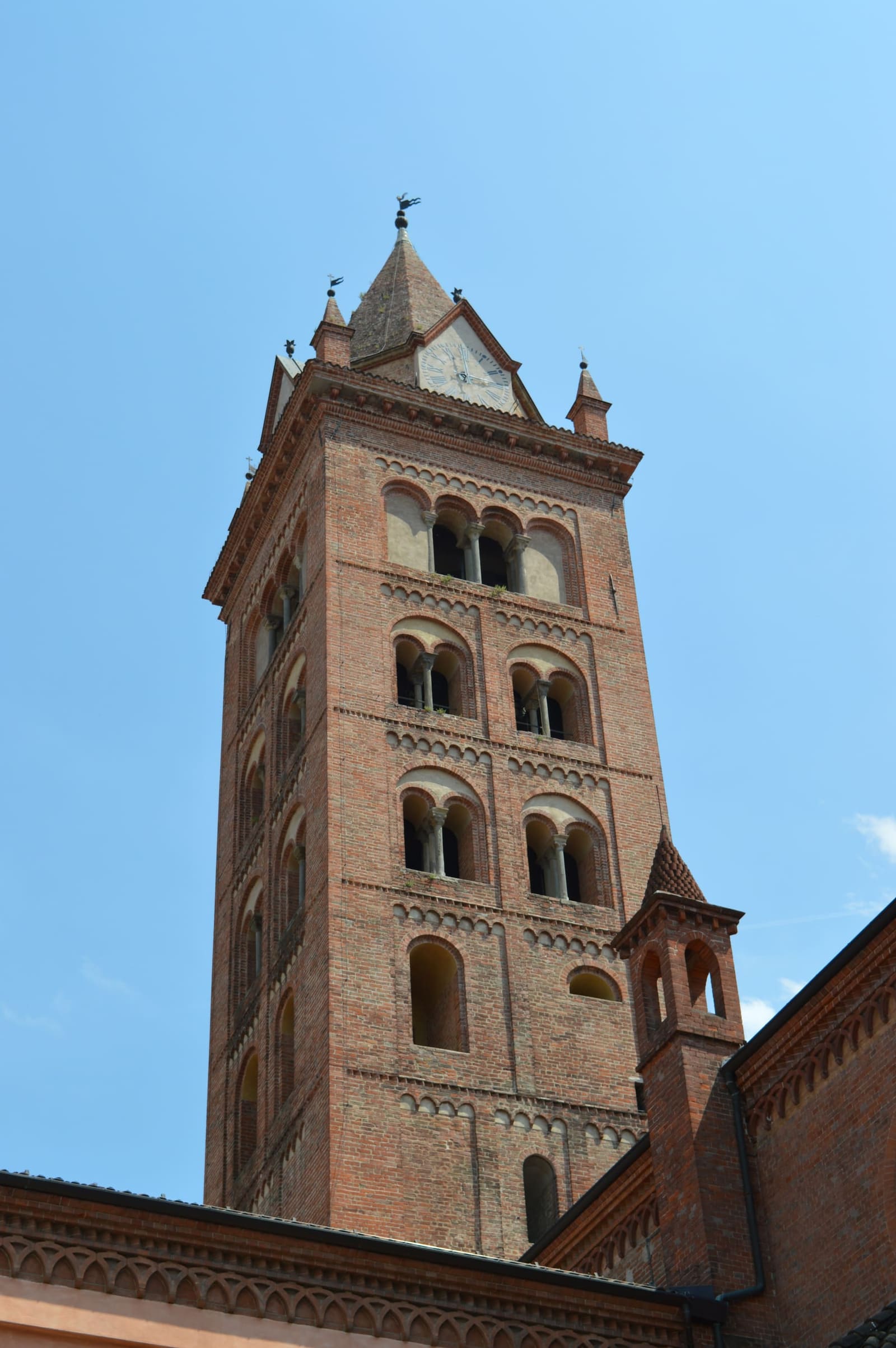 il campanile romanico della cattedrale, con le finestre che si allargano salendo