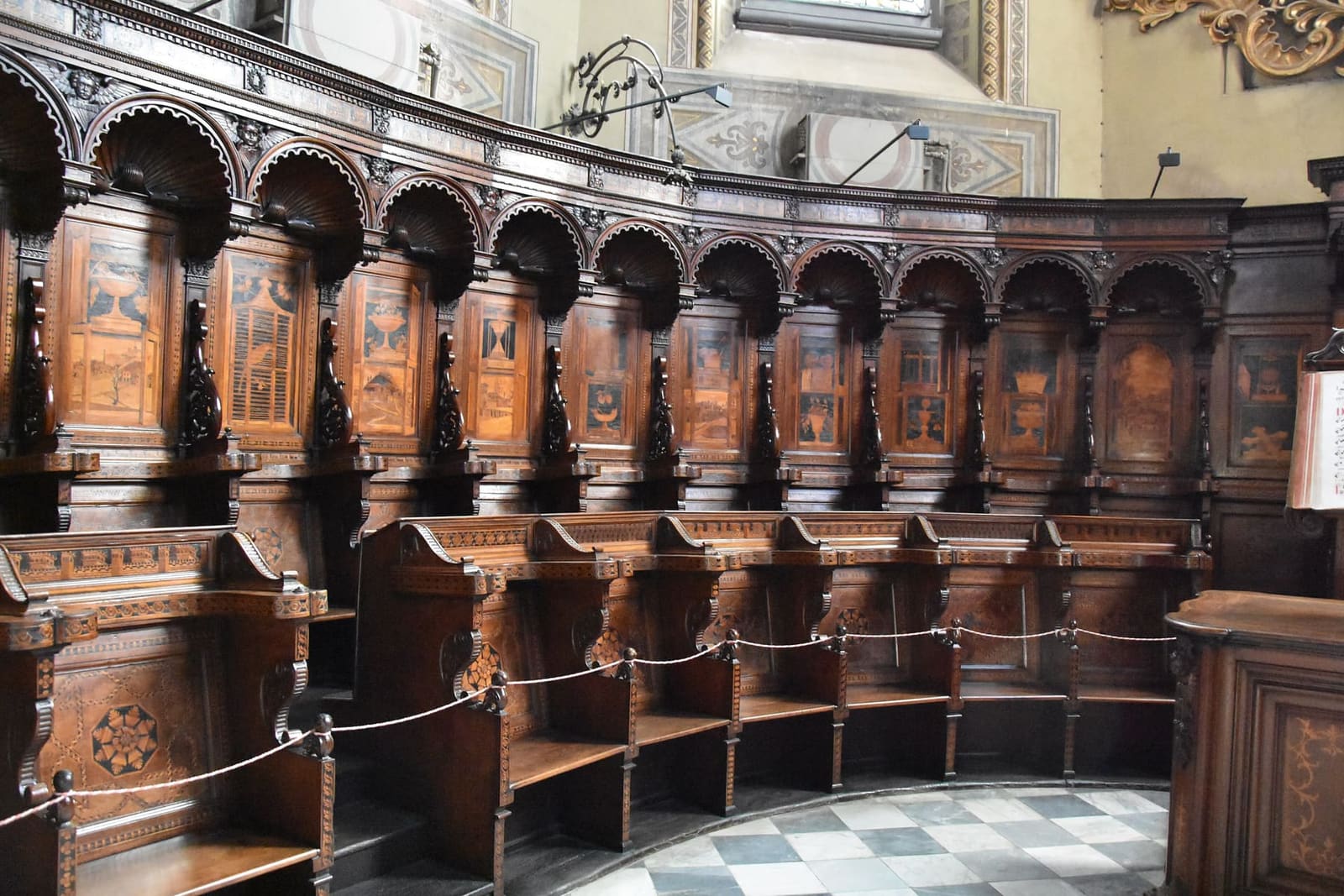 il coro di legno di Bernardino Fossati, gli stalli a semicerchio dietro l'altare