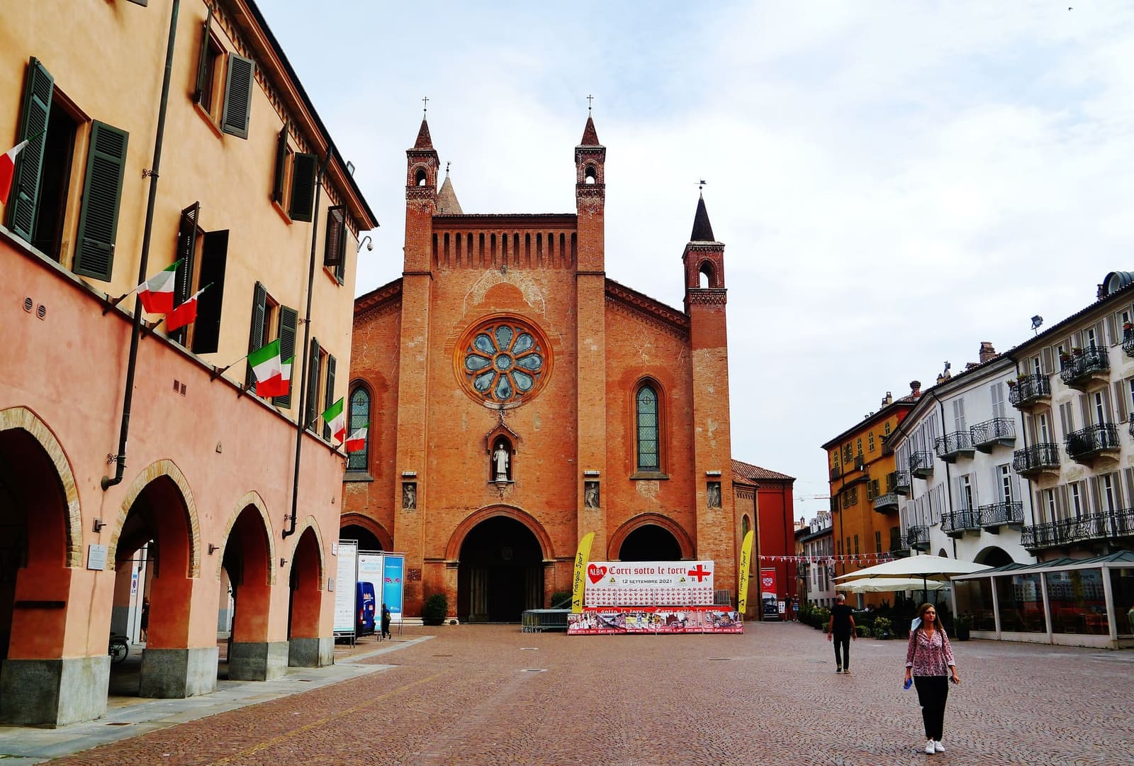 la cattedrale di San Lorenzo in fondo a Piazza Risorgimento, fra i portici