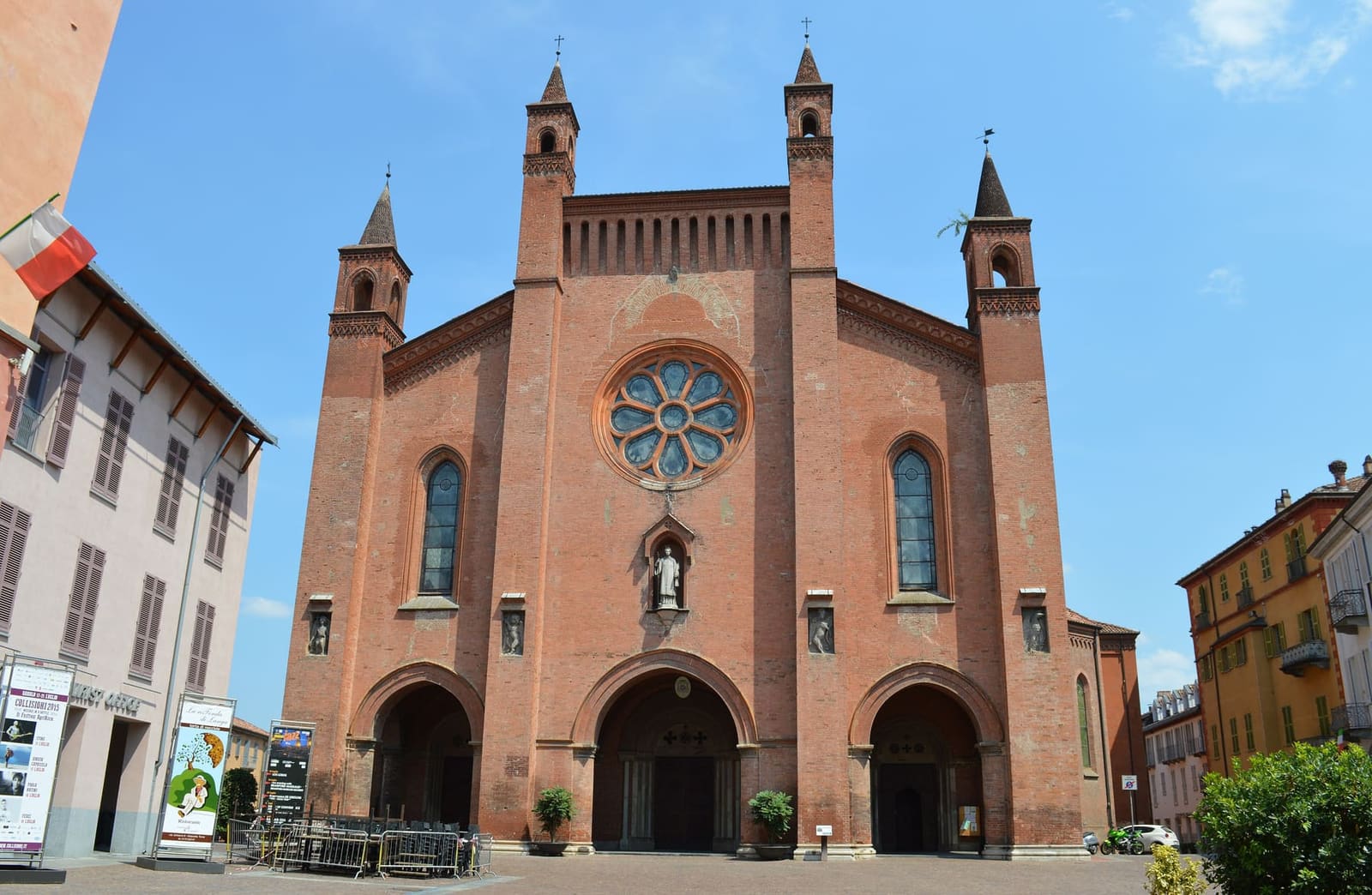 la facciata di mattoni della cattedrale di San Lorenzo, con il rosone e i tre portali