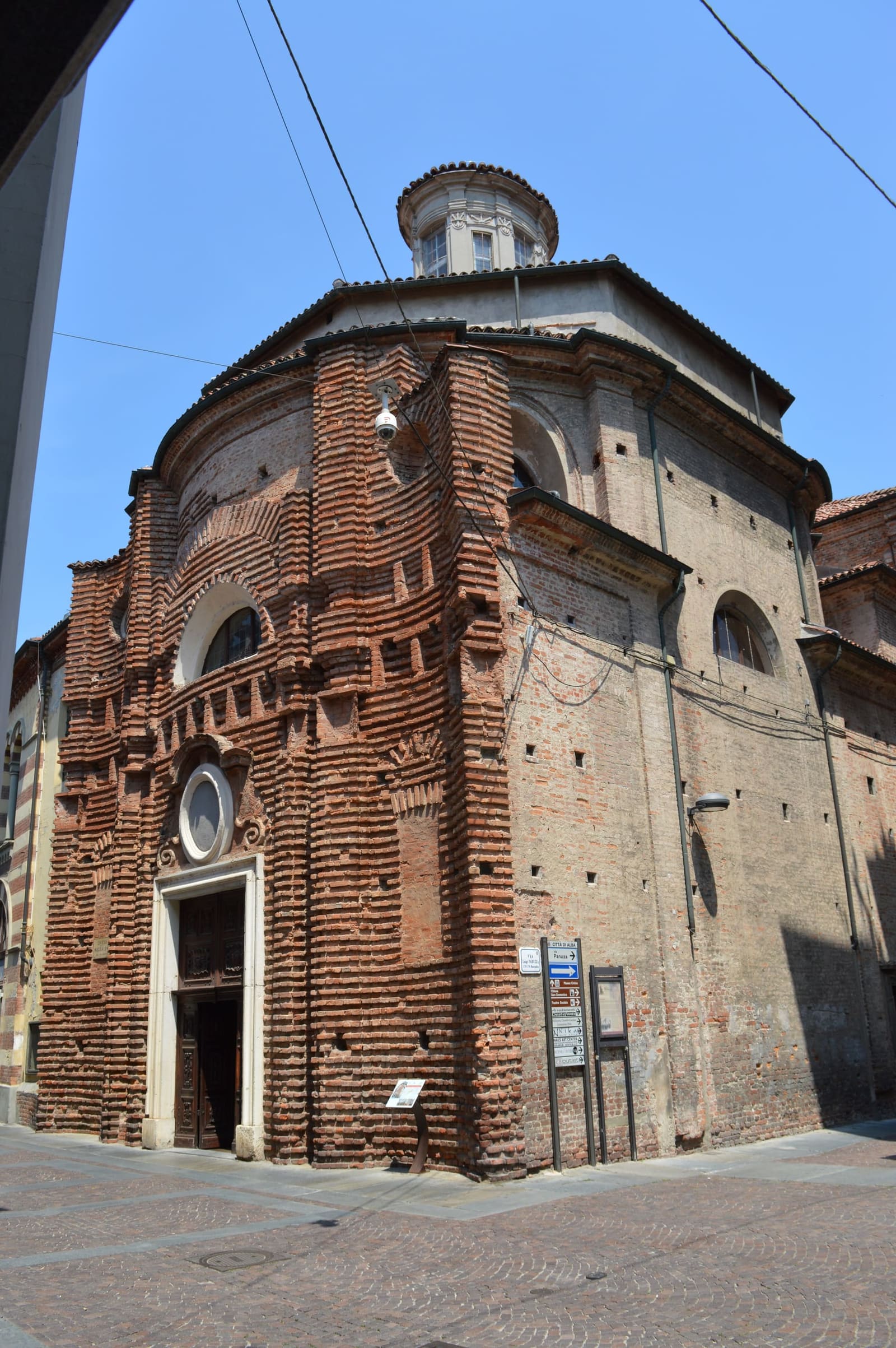 la chiesa della Maddalena, con la facciata di mattoni a vista rimasta senza rivestimento