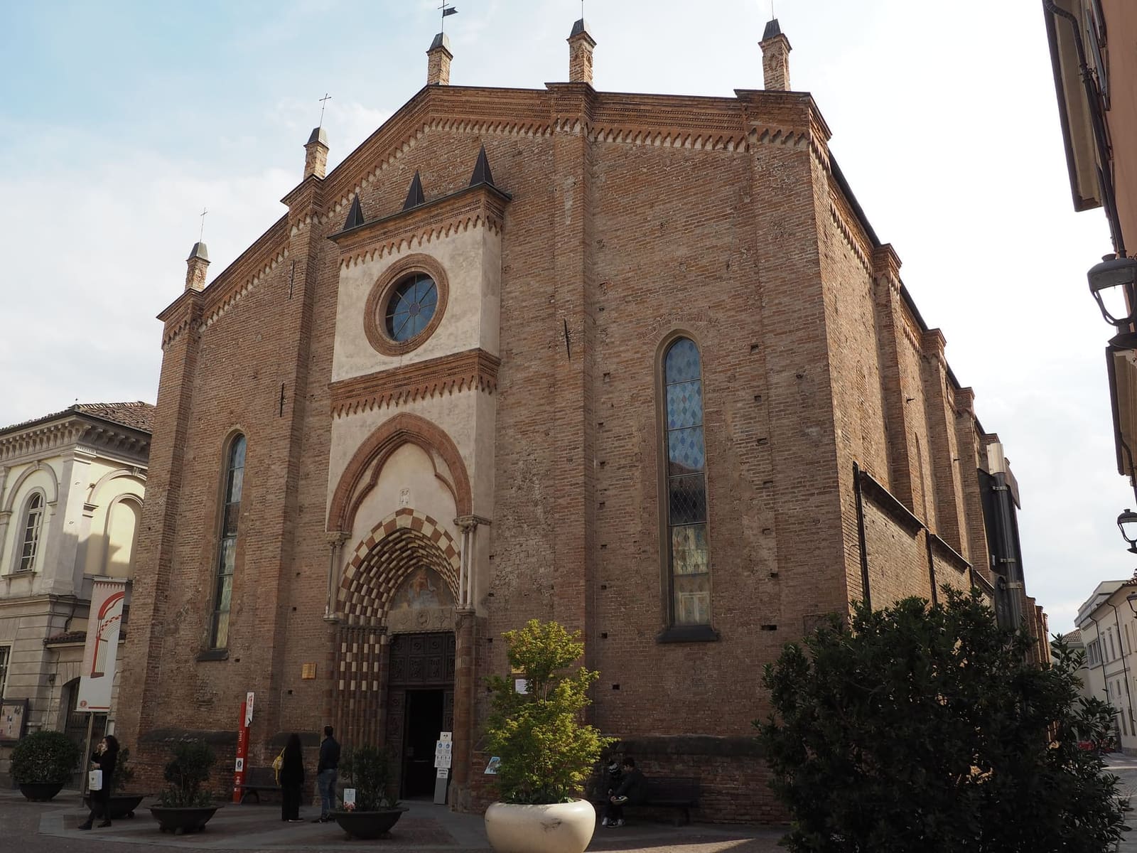la chiesa gotica di San Domenico, di mattoni, con il portale bianco e rosso