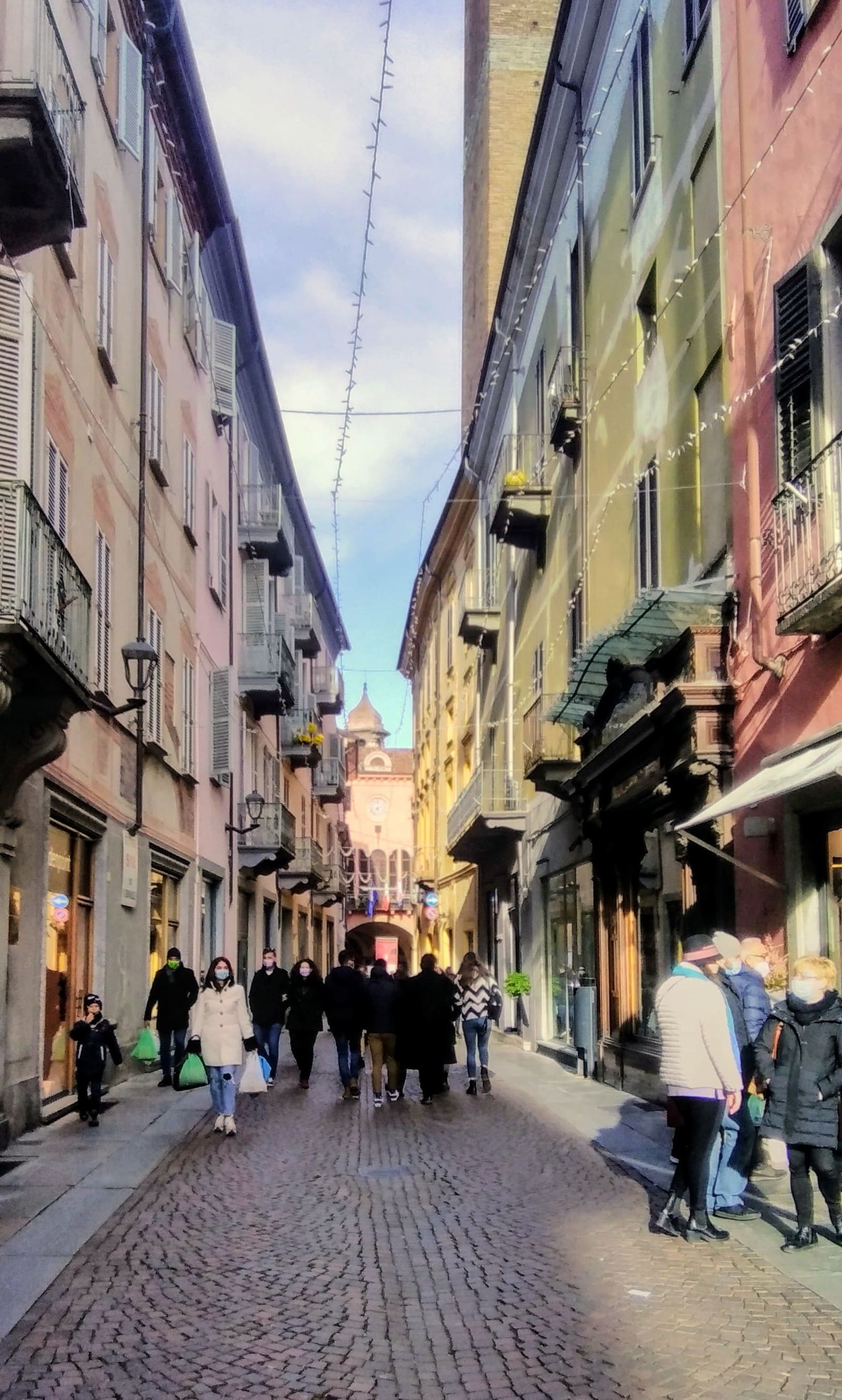via Vittorio Emanuele, la via Maestra, una domenica pomeriggio di novembre
