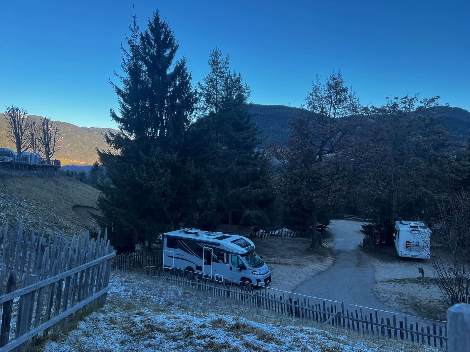 il campeggio all'alba, il nostro camper sulla piazzola e la brina sull'erba