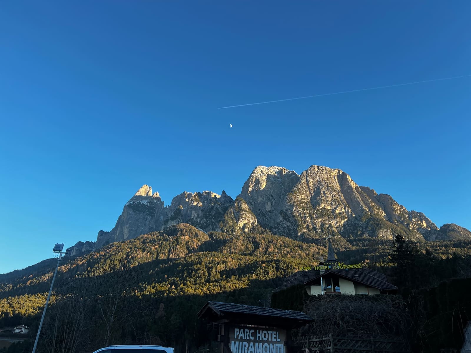 lo Sciliar con Punta Santner e Punta Euringer visto da San Costantino, con la luna nel cielo del pomeriggio