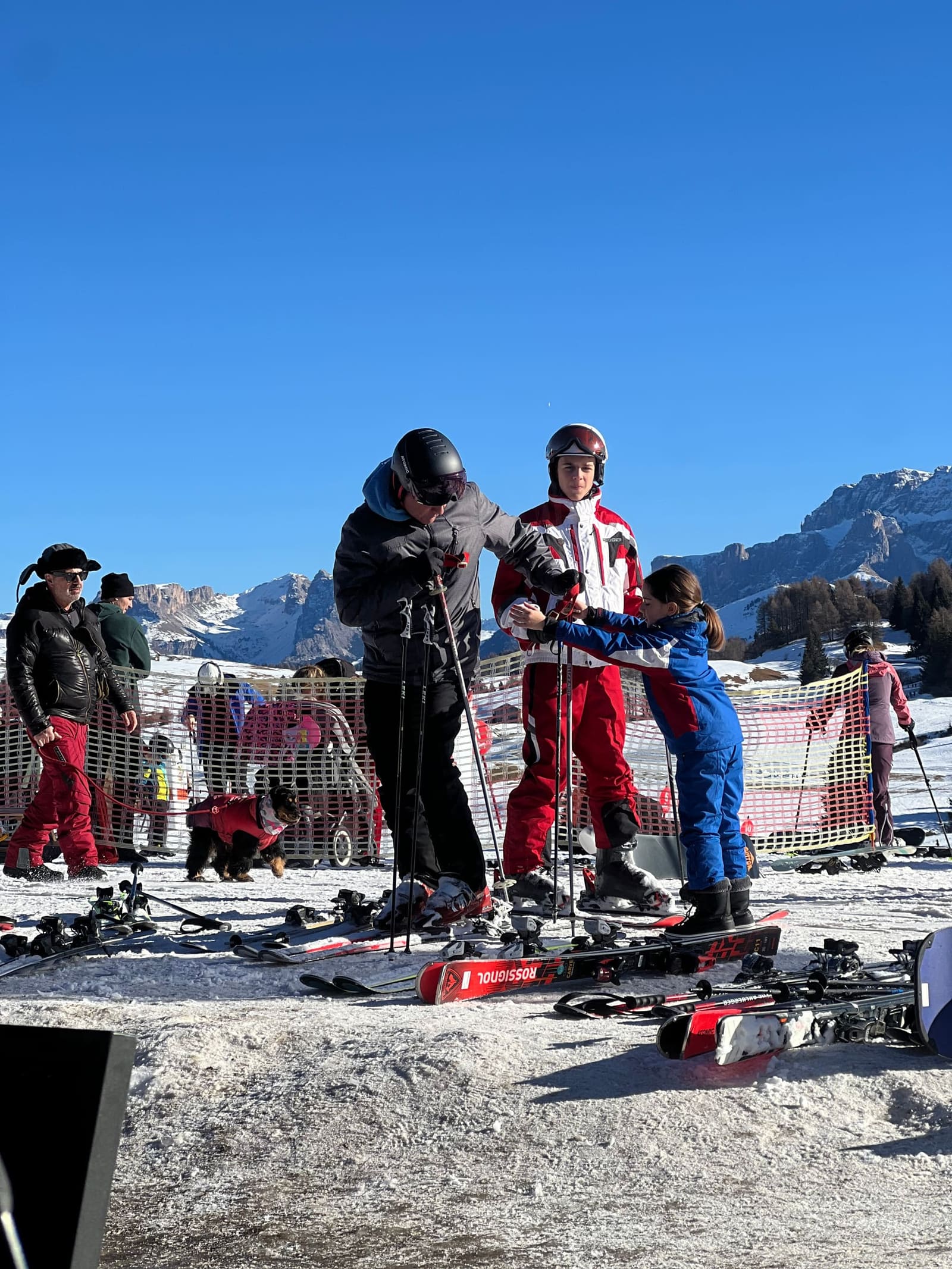 sul piazzale degli sci a Compatsch, fra chi si allaccia gli scarponi e chi aspetta la lezione