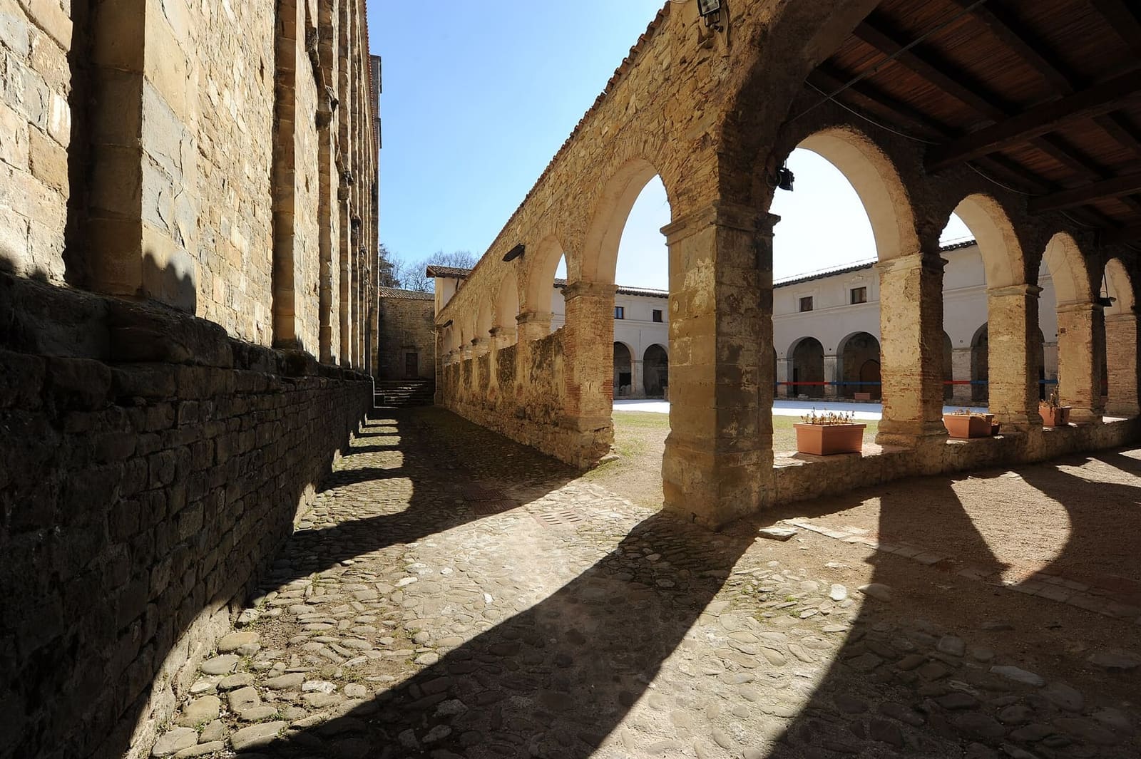 il chiostro del convento di San Francesco nel 2012, prima del terremoto