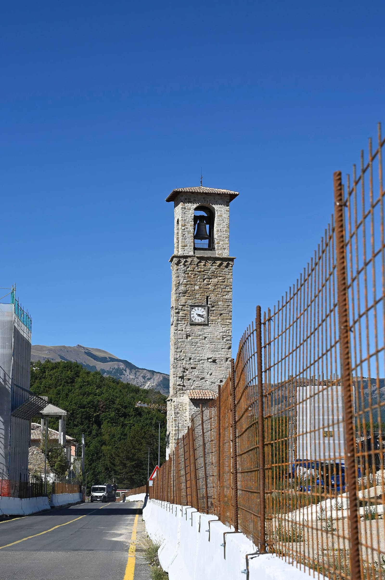 il corso Umberto I nel settembre 2026, con la torre civica e le recinzioni dei cantieri