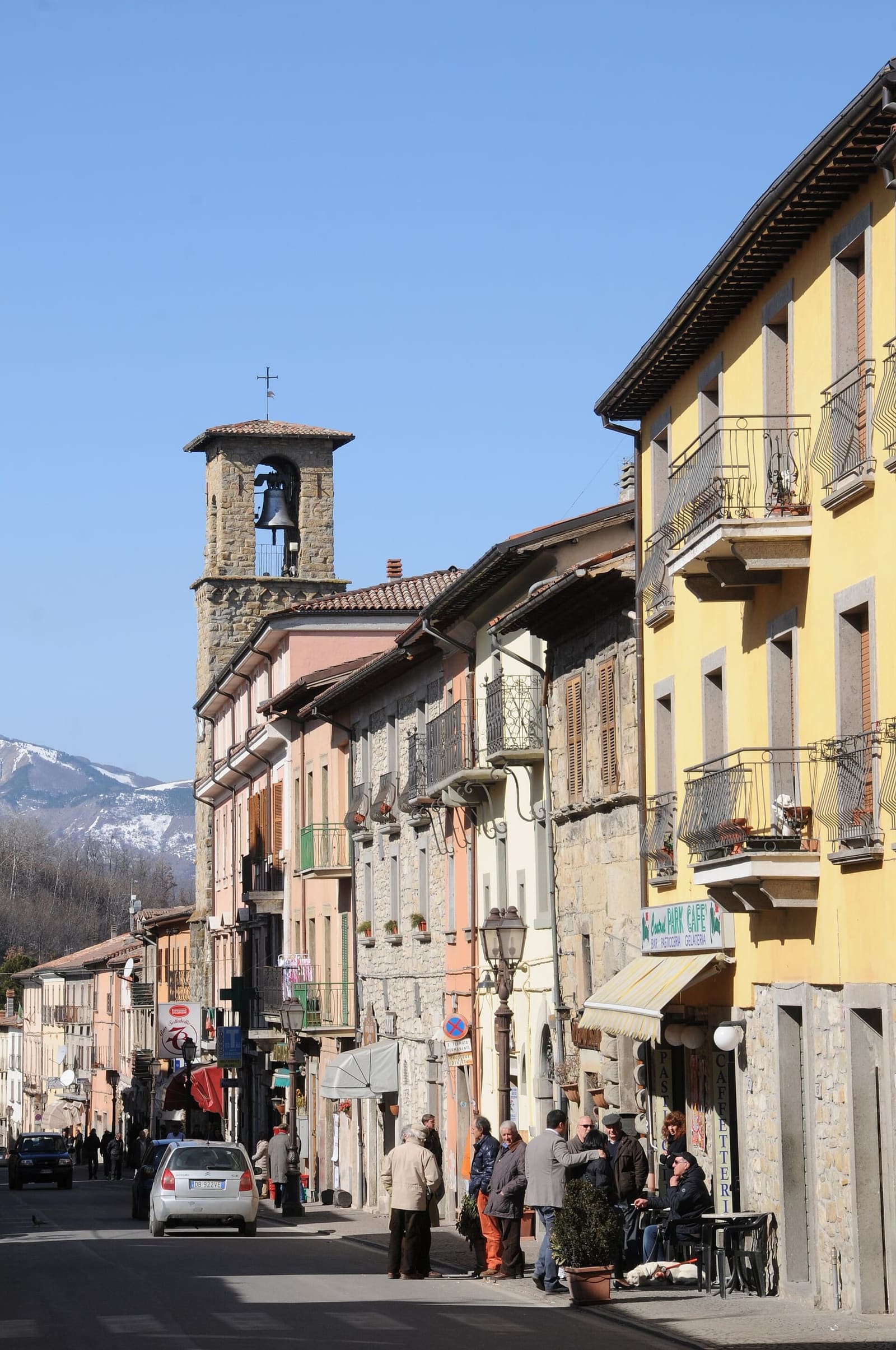il corso Umberto I nel 2012, prima del terremoto, con la torre civica in fondo