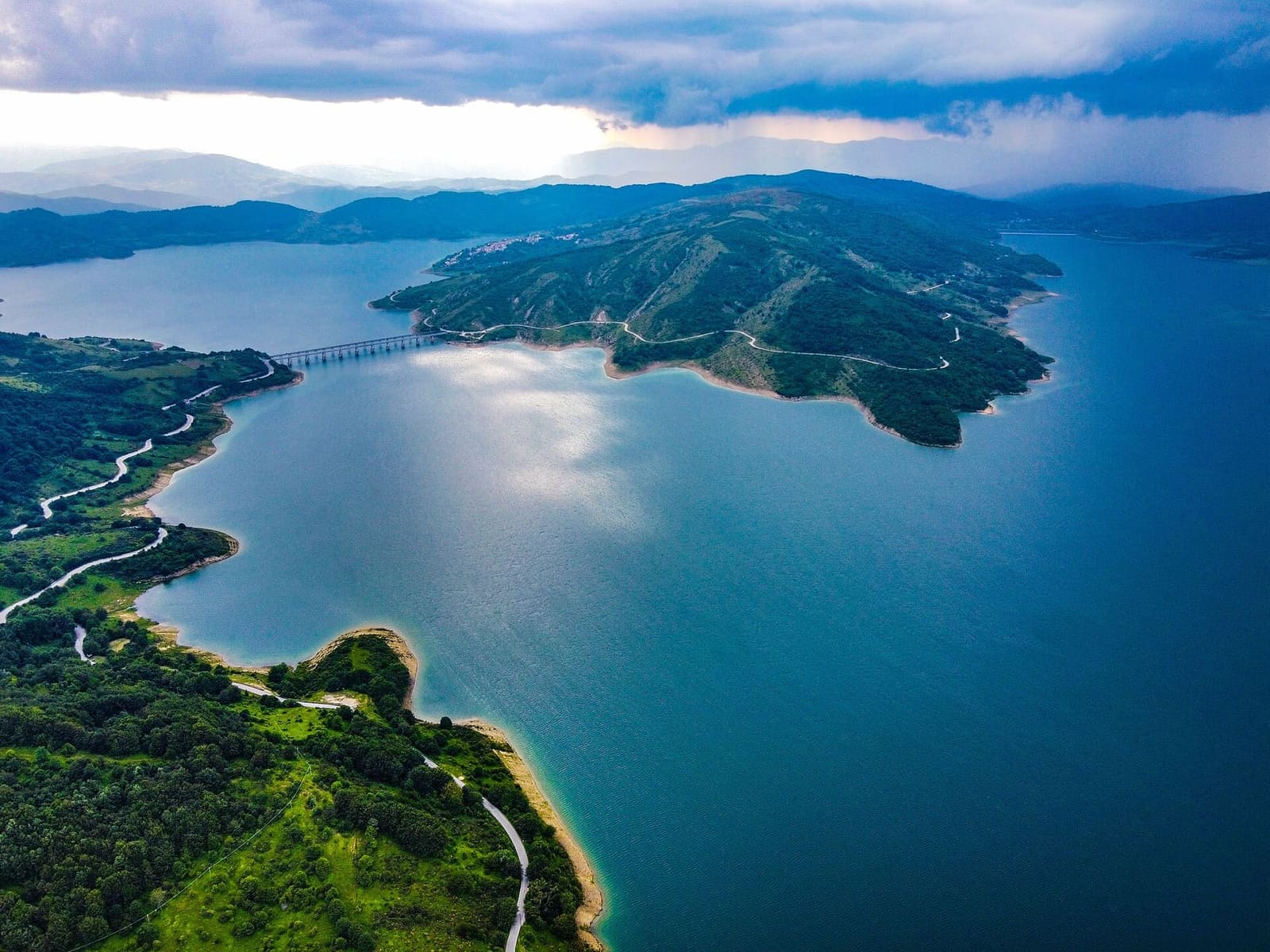 il lago di Campotosto visto dall'alto, con il Monte Mascioni