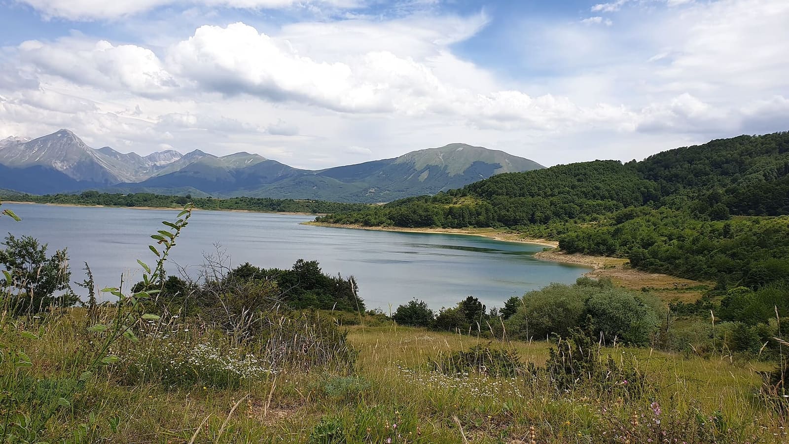 la riva del lago di Campotosto nel luglio 2021, con le montagne all'orizzonte