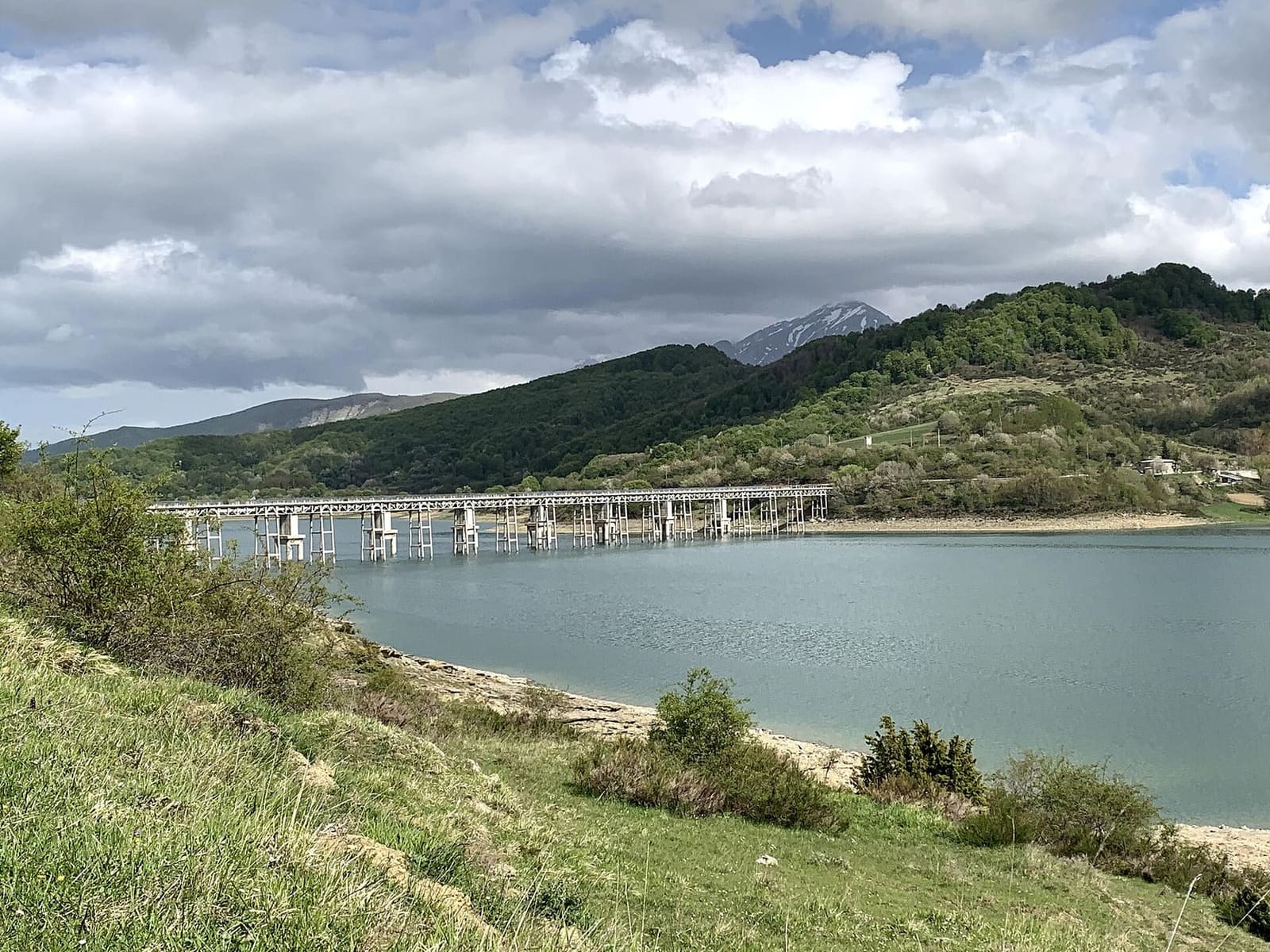 il lungo ponte che attraversa il lago di Campotosto, nel giugno 2020