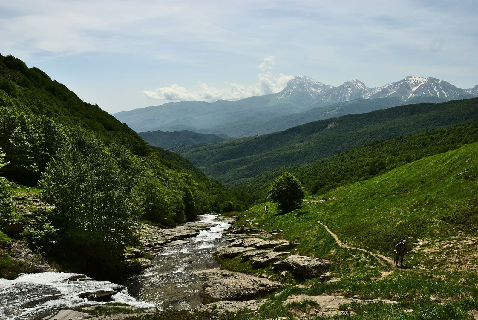 il sentiero delle Cento Fonti lungo il torrente, sui Monti della Laga, nel giugno 2018