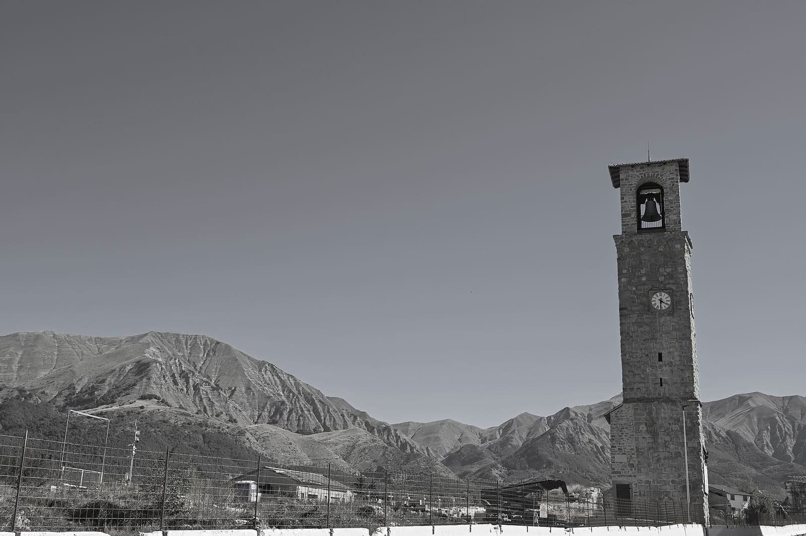 la torre civica nel settembre 2026, con le montagne che chiudono la conca di Amatrice