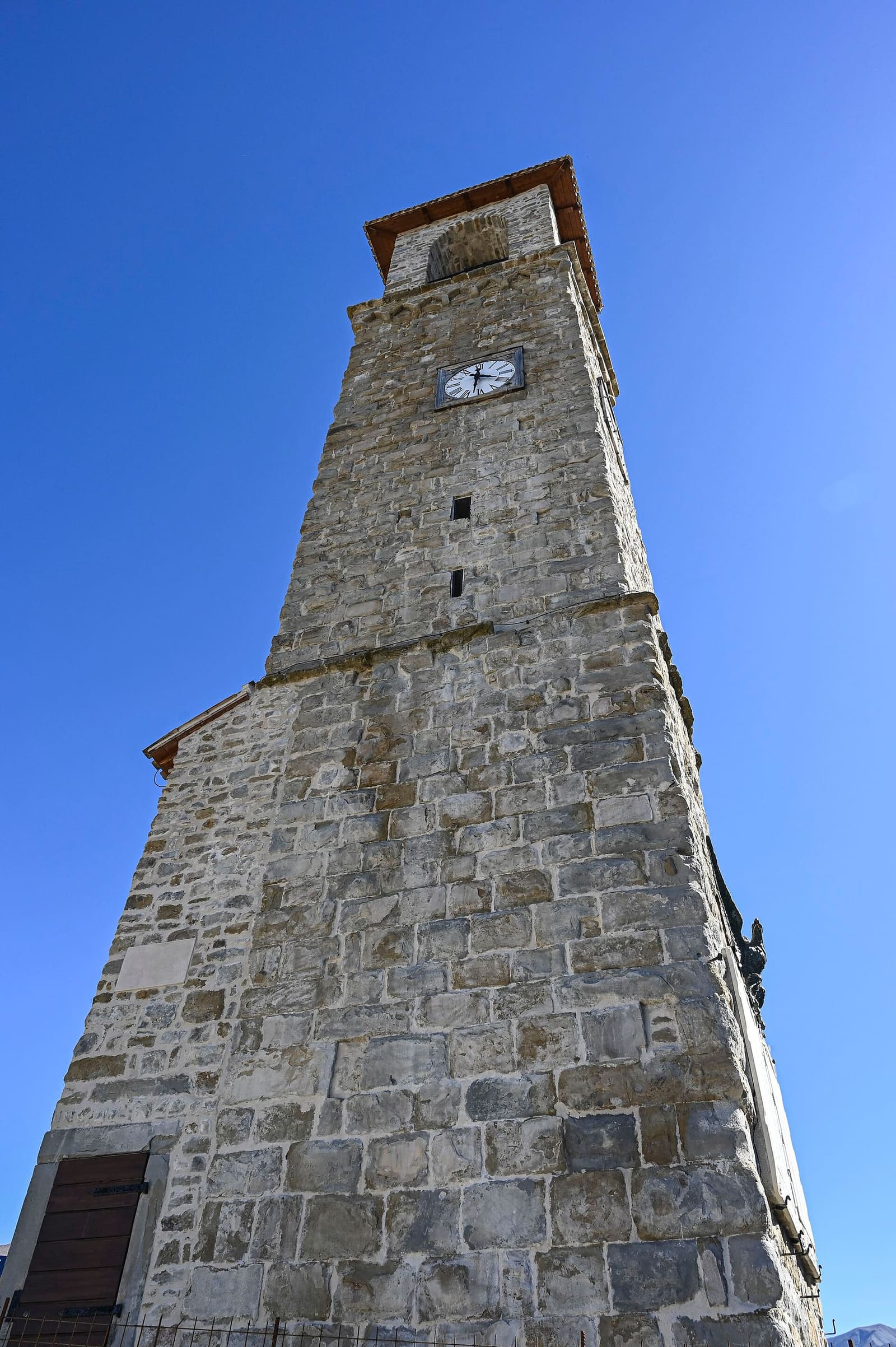 la torre civica vista da sotto, restaurata dopo il terremoto, nel settembre 2026