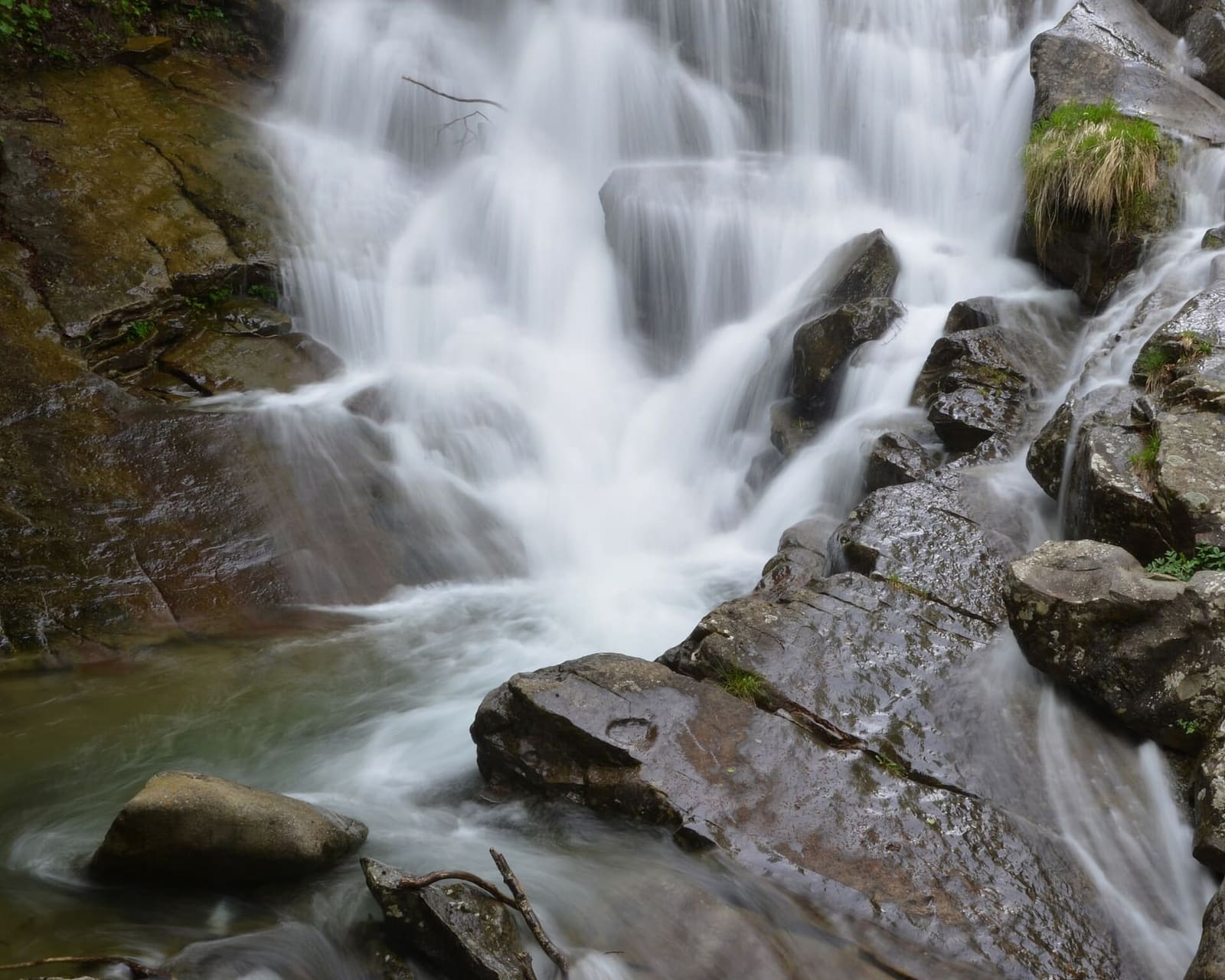 una delle cascate della valle delle Cento Cascate, sul versante abruzzese della Laga