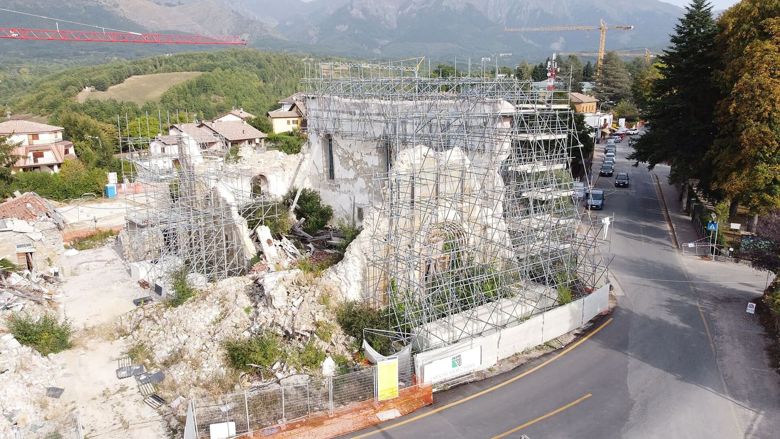 quel che resta di Sant'Agostino nel 2021, chiusa nelle impalcature, vista dall'alto sopra la strada