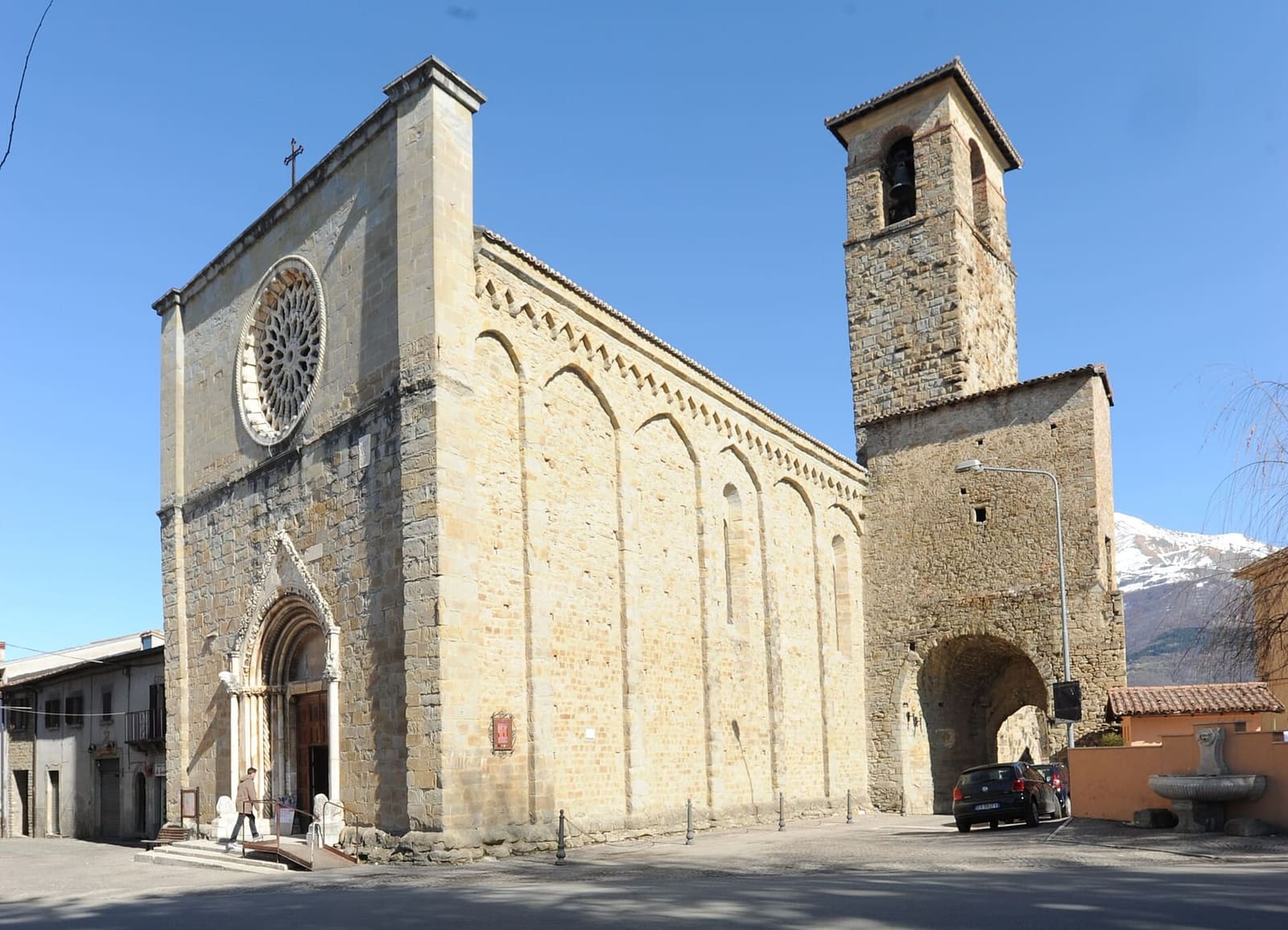 la chiesa di Sant'Agostino con il portale gotico e il campanile nel 2012, prima del terremoto