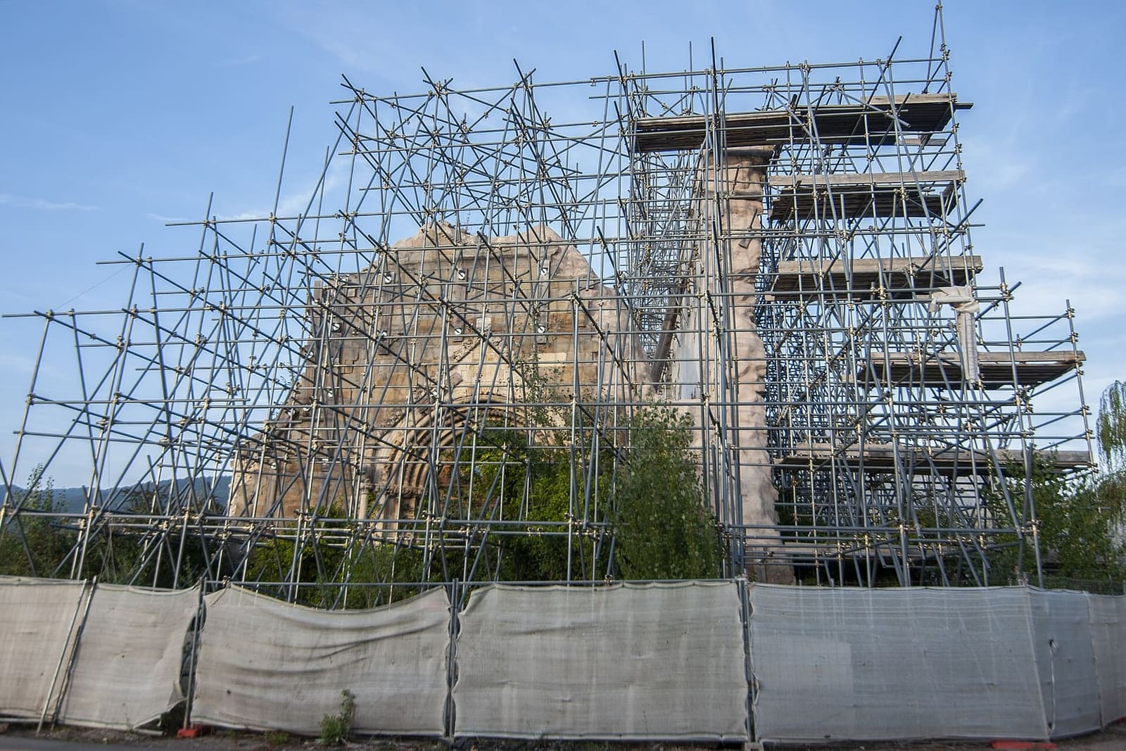 la facciata di Sant'Agostino dentro le impalcature del cantiere nel settembre 2023