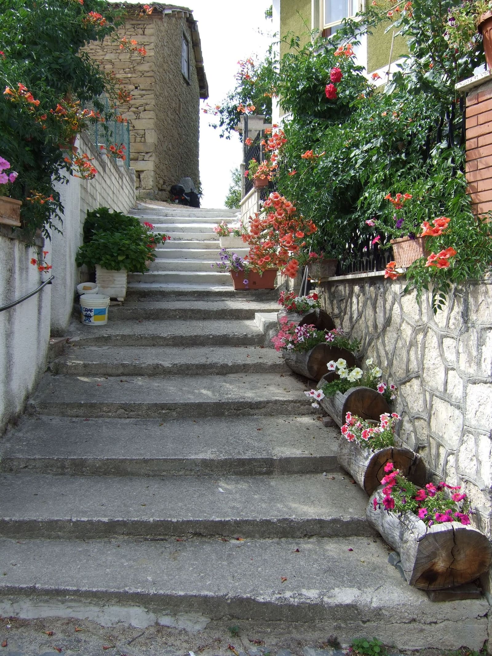 una scalinata fiorita nella frazione di Nommisci, nel settembre 2008