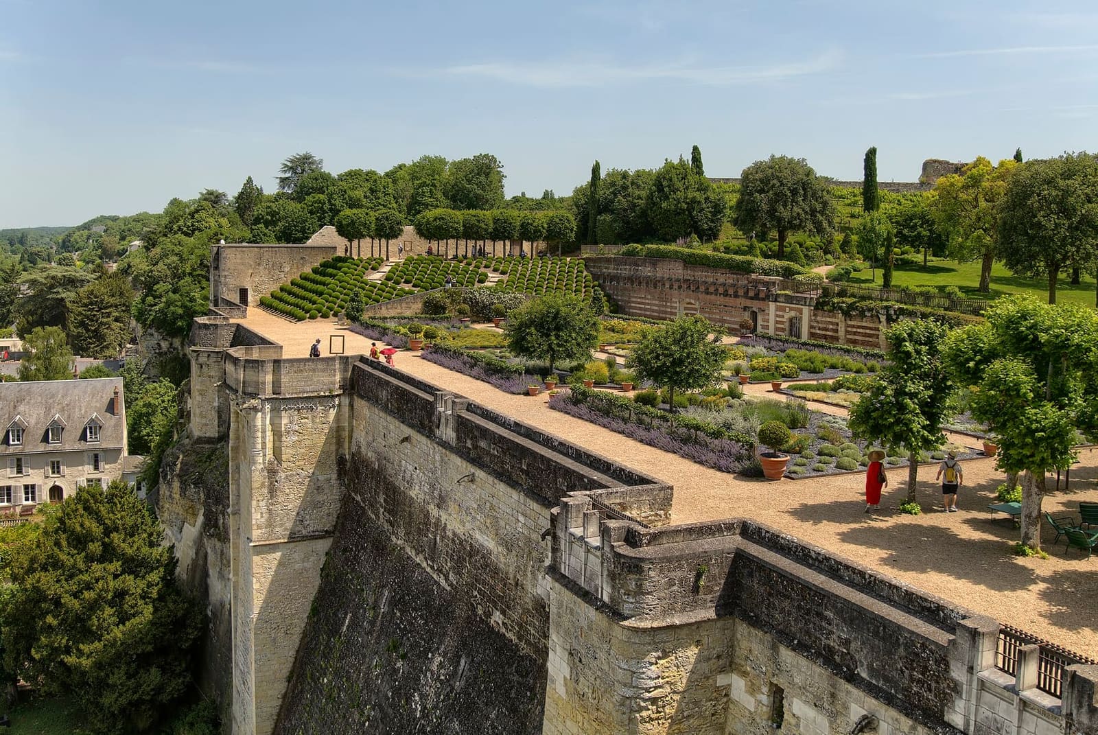 les remparts du château et les jardins en terrasses, fin mai