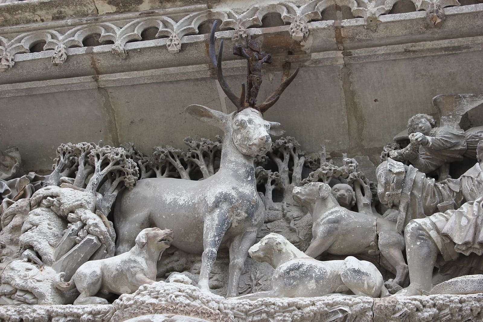 le cerf de saint Hubert dans la frise au-dessus de la porte de la chapelle