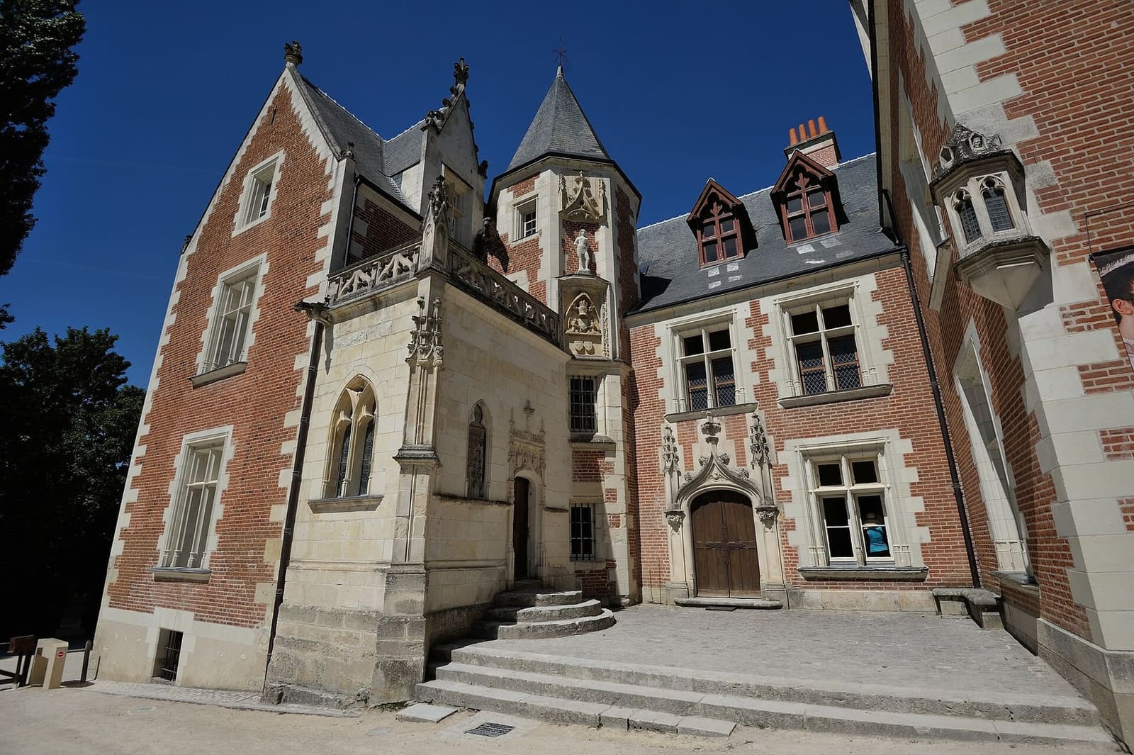 le manoir du Clos Lucé, en brique rouge et pierre blanche