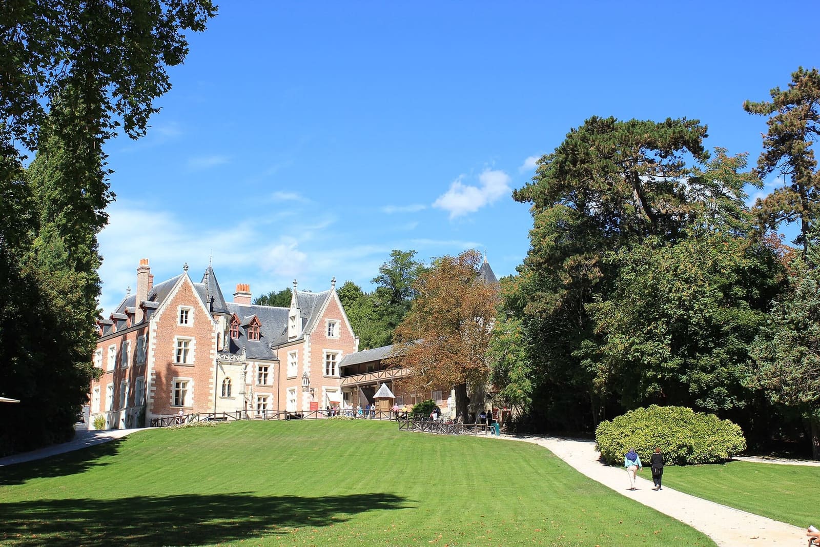 le Clos Lucé au bout de la pelouse du parc
