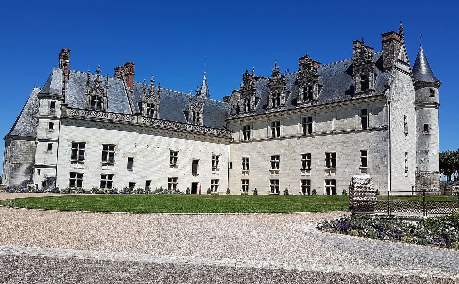le logis du château depuis l'esplanade, sous le ciel bleu