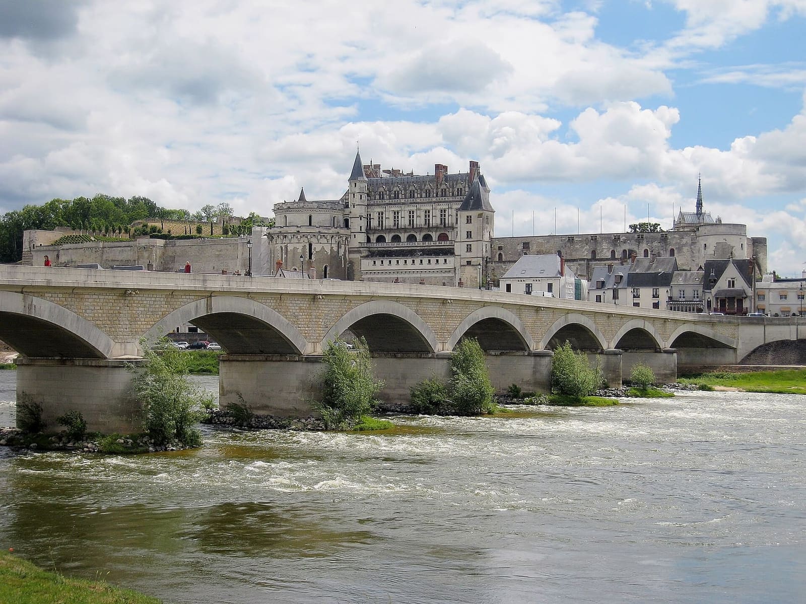le pont du Maréchal-Leclerc sur la Loire, avec le château derrière