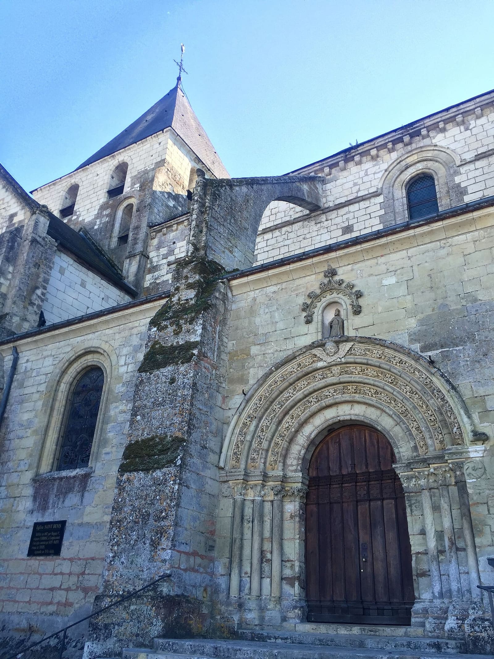 le portail roman de l'église Saint-Denis