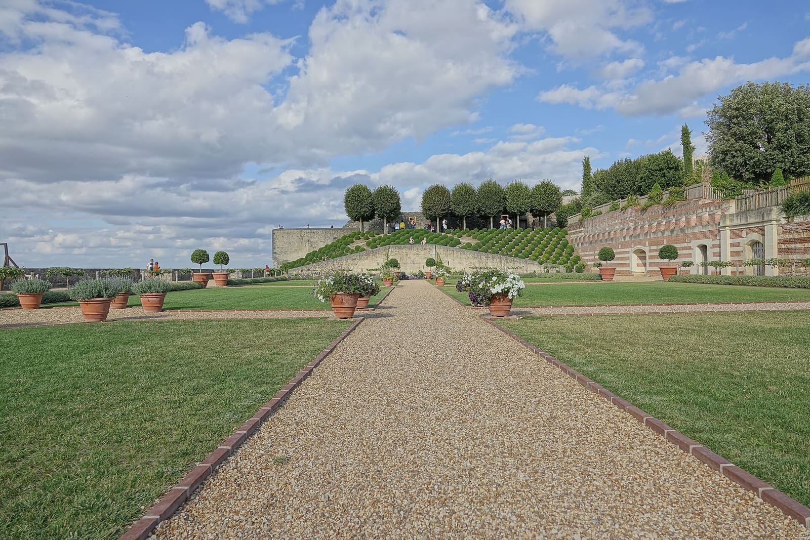 l'allée des jardins du château, avec les vasques et les haies