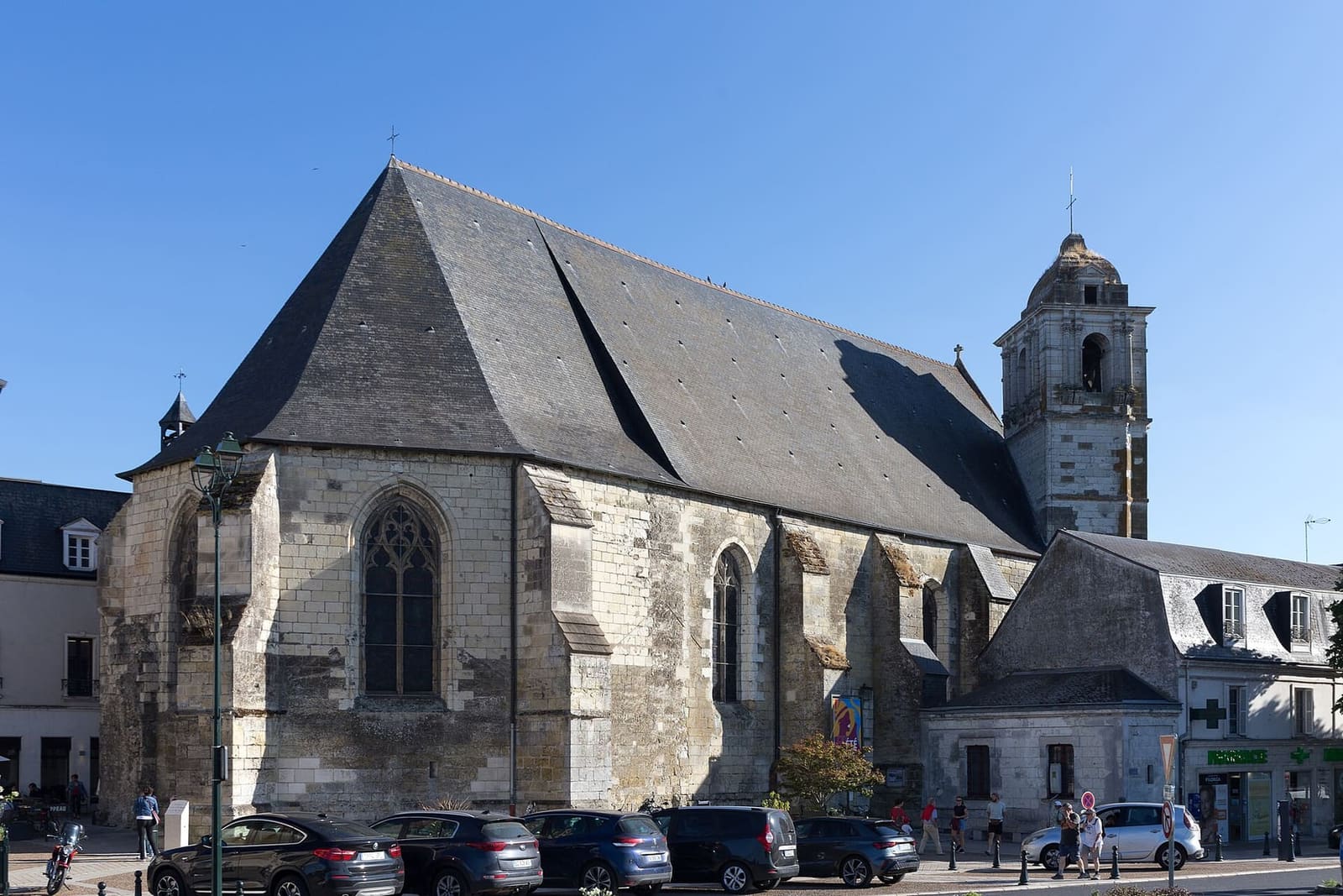 l'église Saint-Florentin et son clocher, sous le ciel bleu