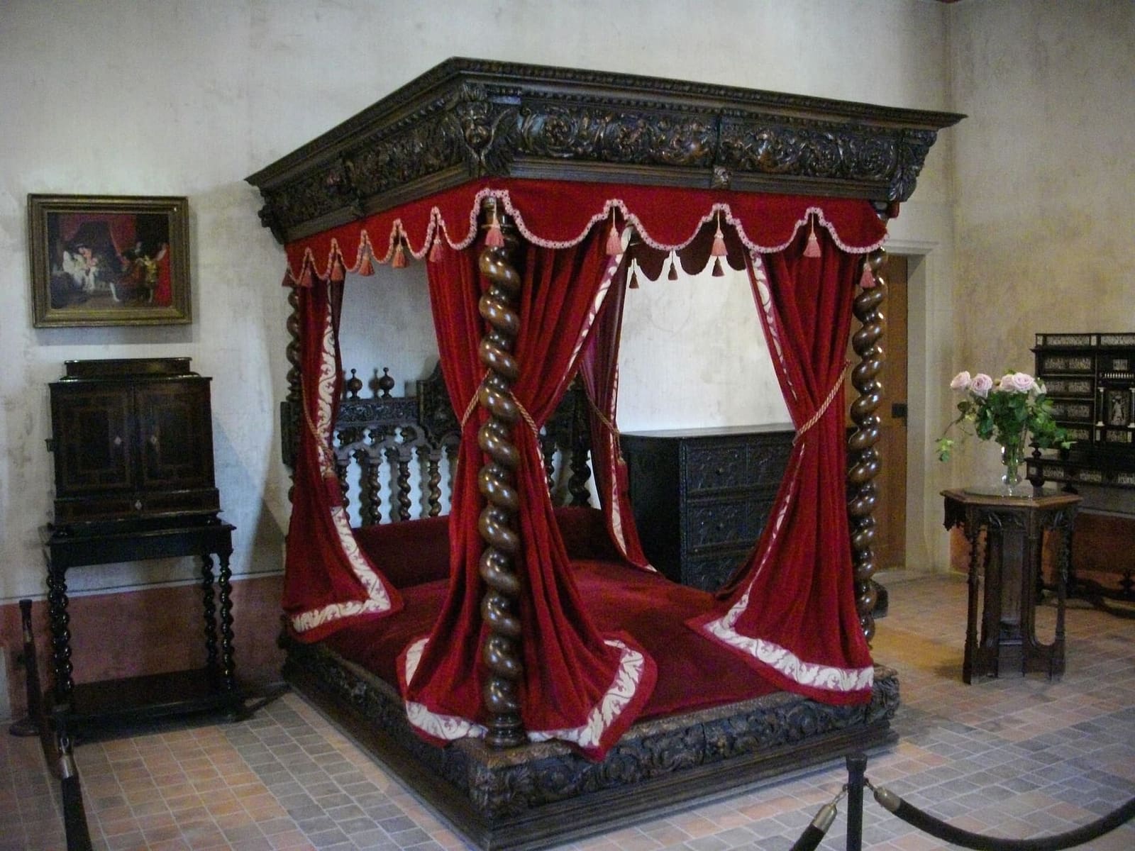 la chambre de Léonard de Vinci au Clos Lucé, avec le lit à baldaquin rouge