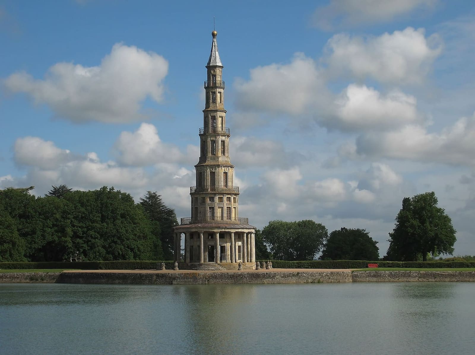 la pagode de Chanteloup au-dessus de la grande pièce d'eau en demi-lune