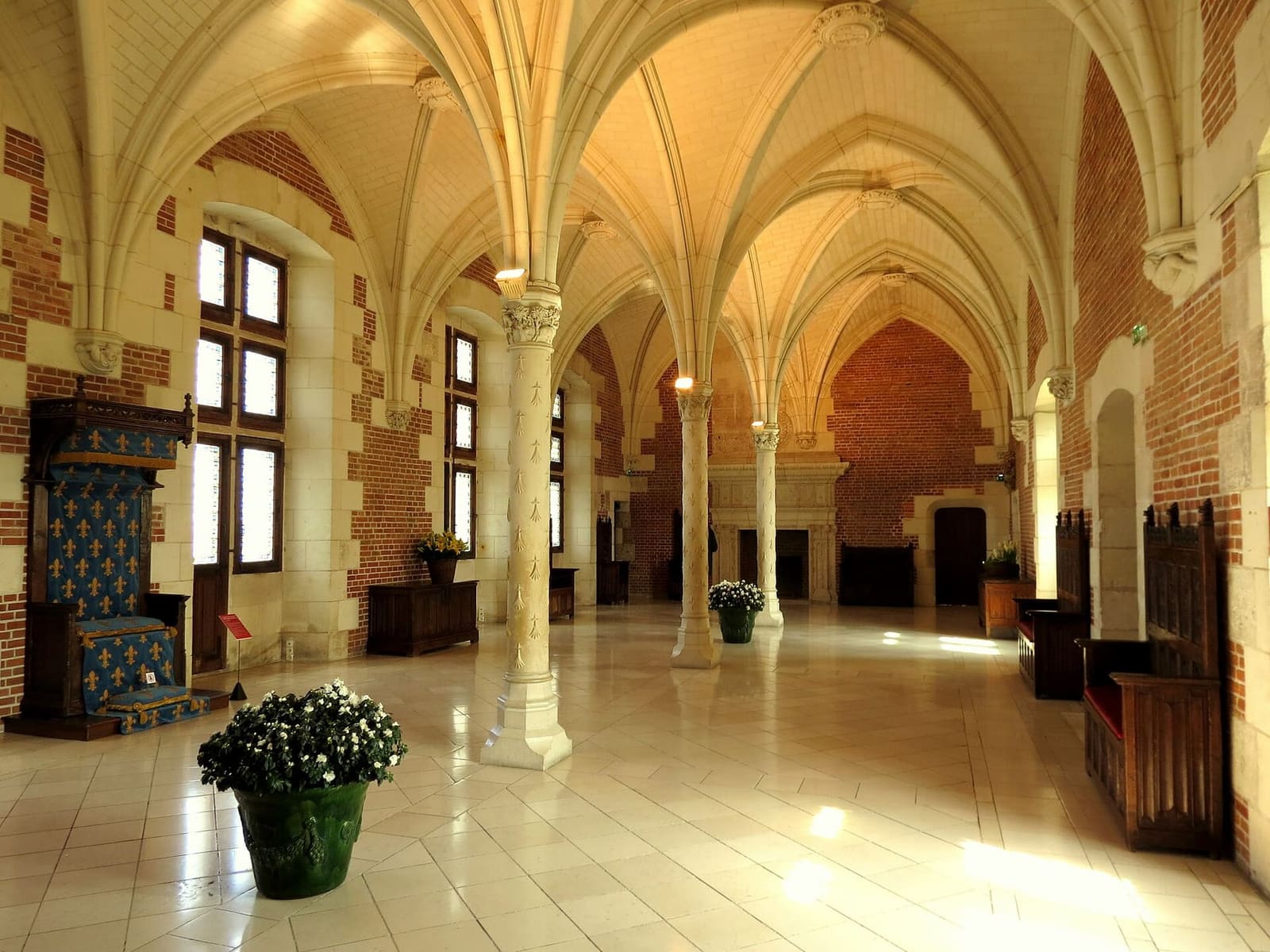 la salle du Conseil, avec ses colonnes et ses voûtes gothiques