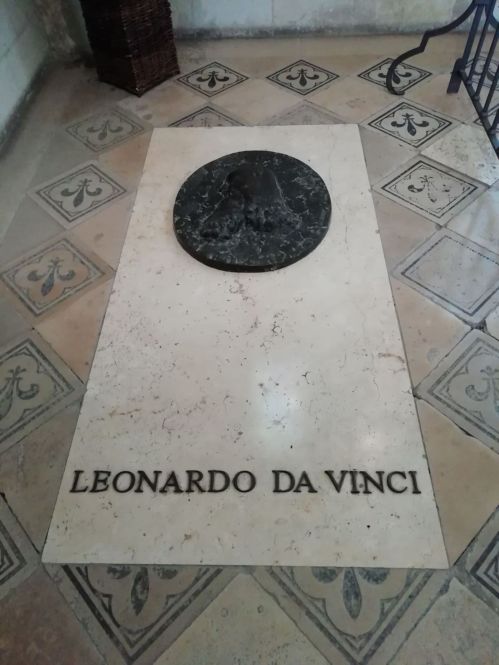 la dalle du tombeau de Léonard de Vinci dans la chapelle Saint-Hubert