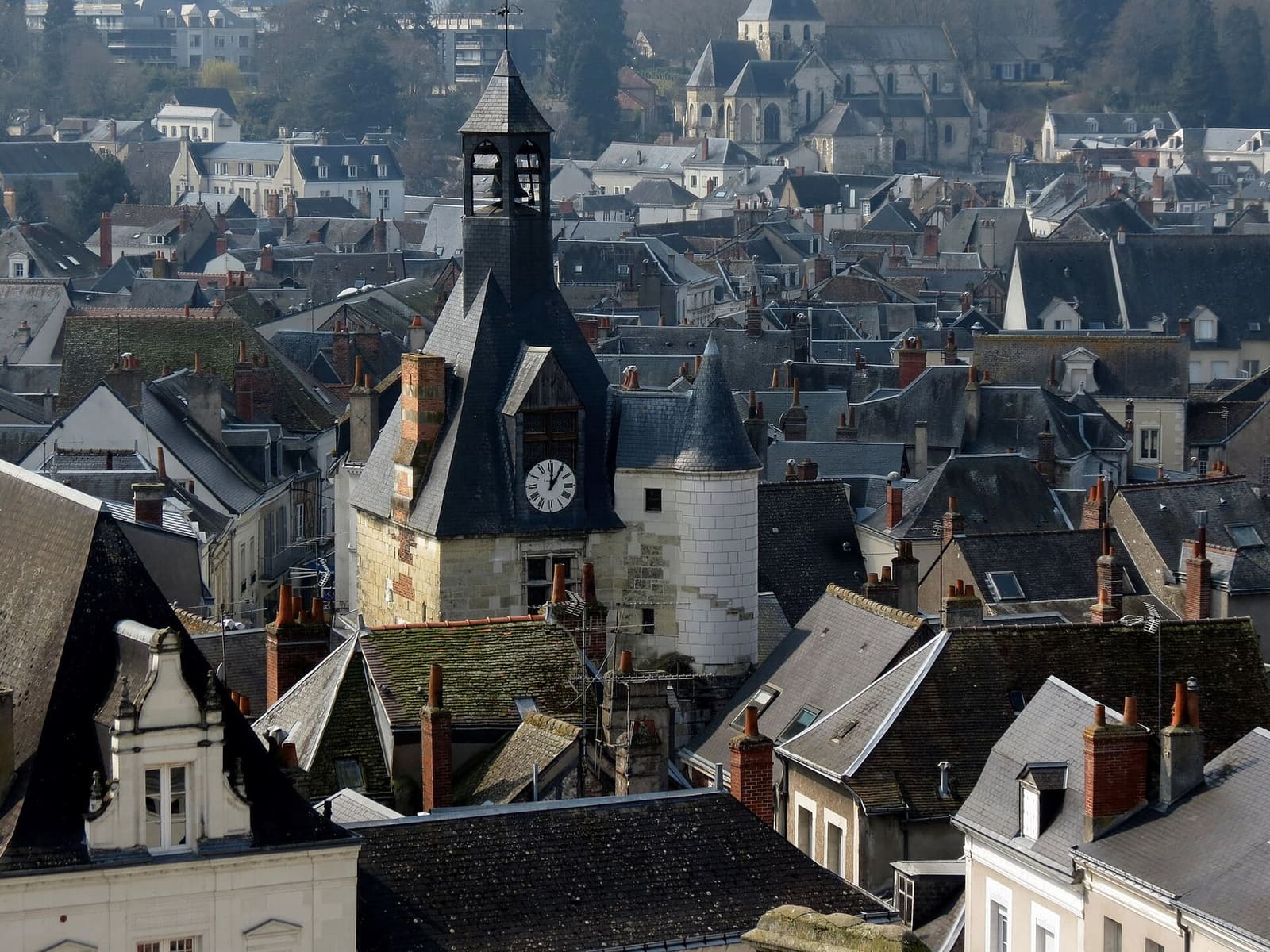 la tour de l'Horloge parmi les toits d'ardoise, vue d'en haut