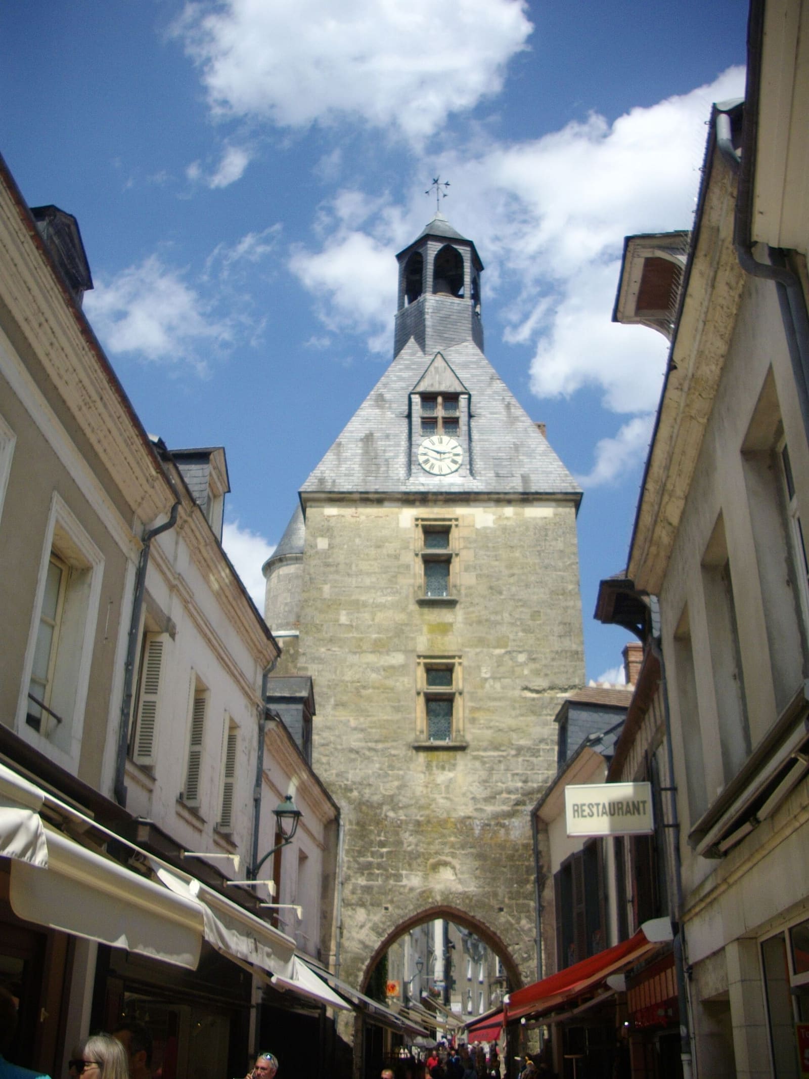 la tour de l'Horloge au bout de la rue commerçante