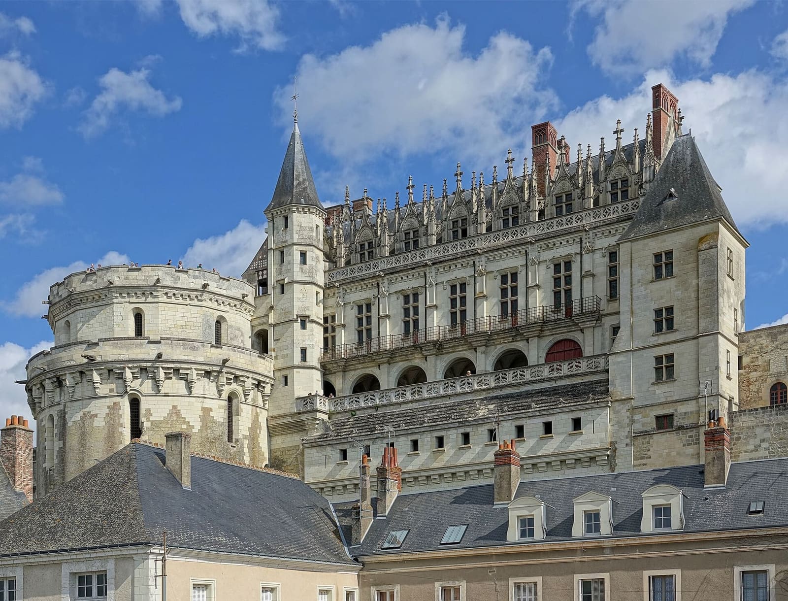 la tour des Minimes et le logis du château vus d'en bas