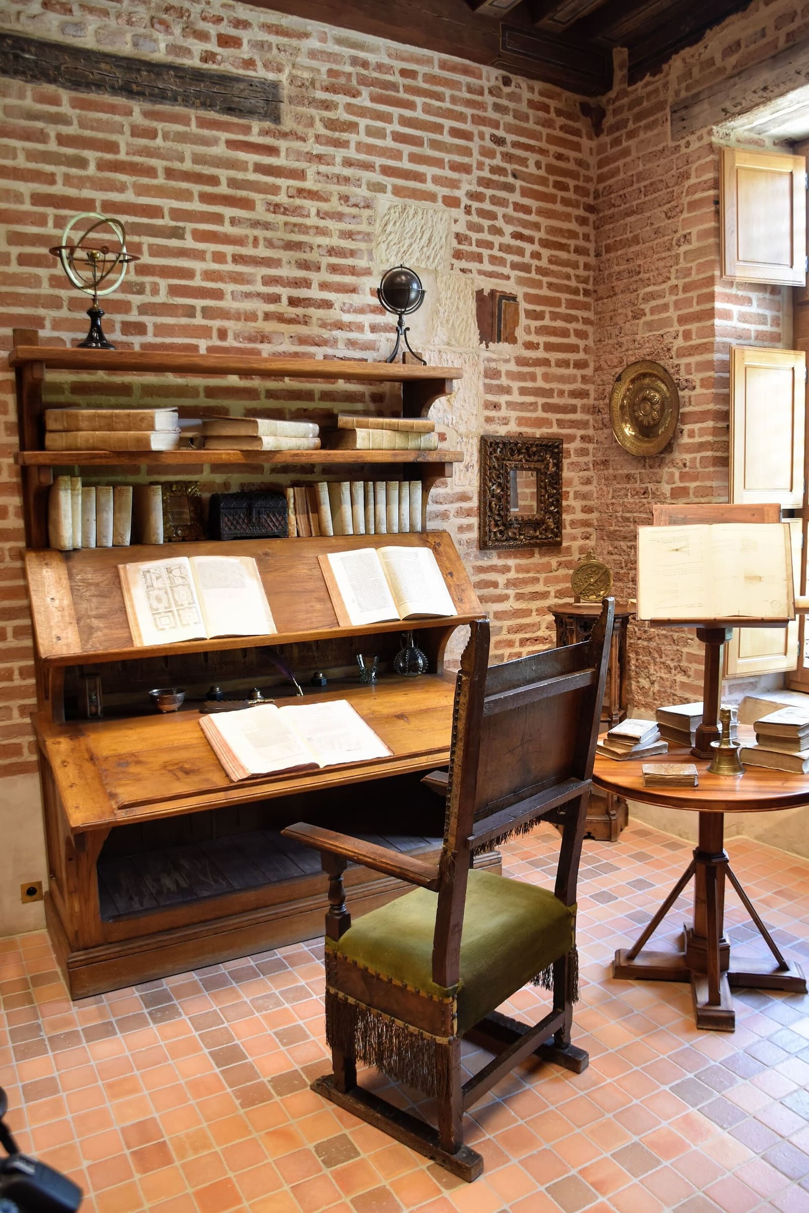 le cabinet de travail de Léonard au Clos Lucé, avec le pupitre et les livres