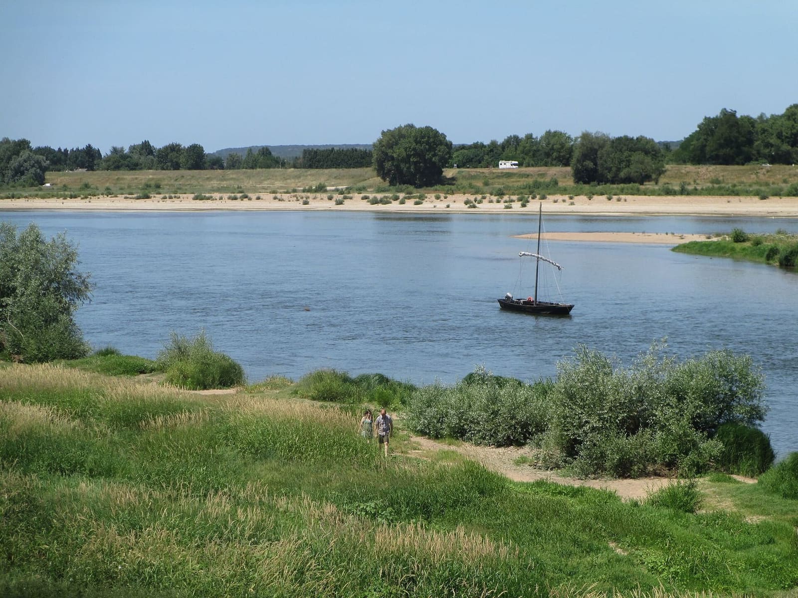 un bateau à voile sur la Loire à Amboise, entre les bancs de sable