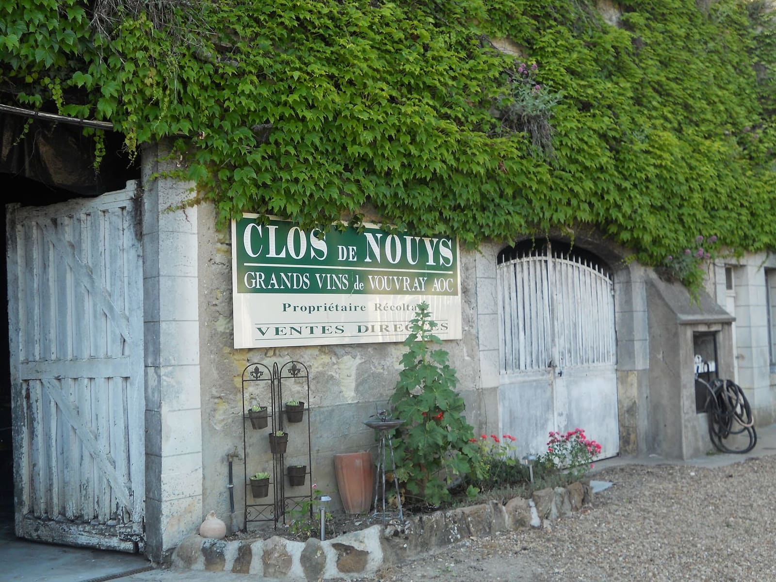 l'entrée d'une cave creusée dans le tuffeau à Vouvray