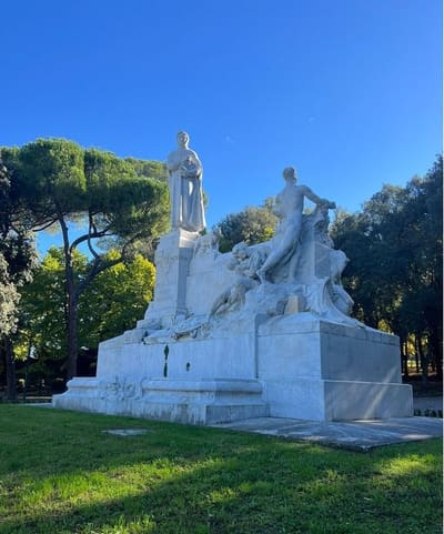 il monumento in marmo a Francesco Petrarca nel Parco del Prato, fra i pini