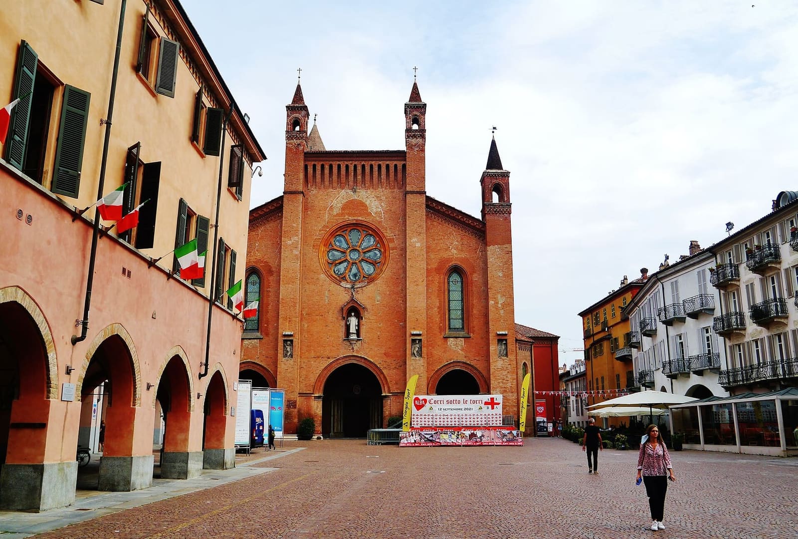 la cattedrale di San Lorenzo in fondo a Piazza Risorgimento, fra i portici