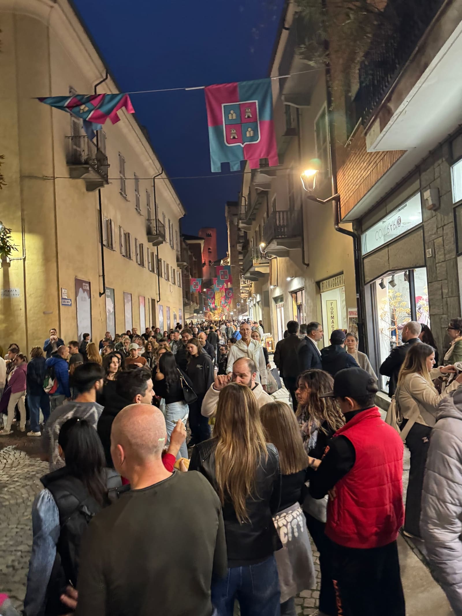 il sabato sera del Baccanale, la folla sotto le bandiere dei Brichett vicino a Piazza Garibaldi