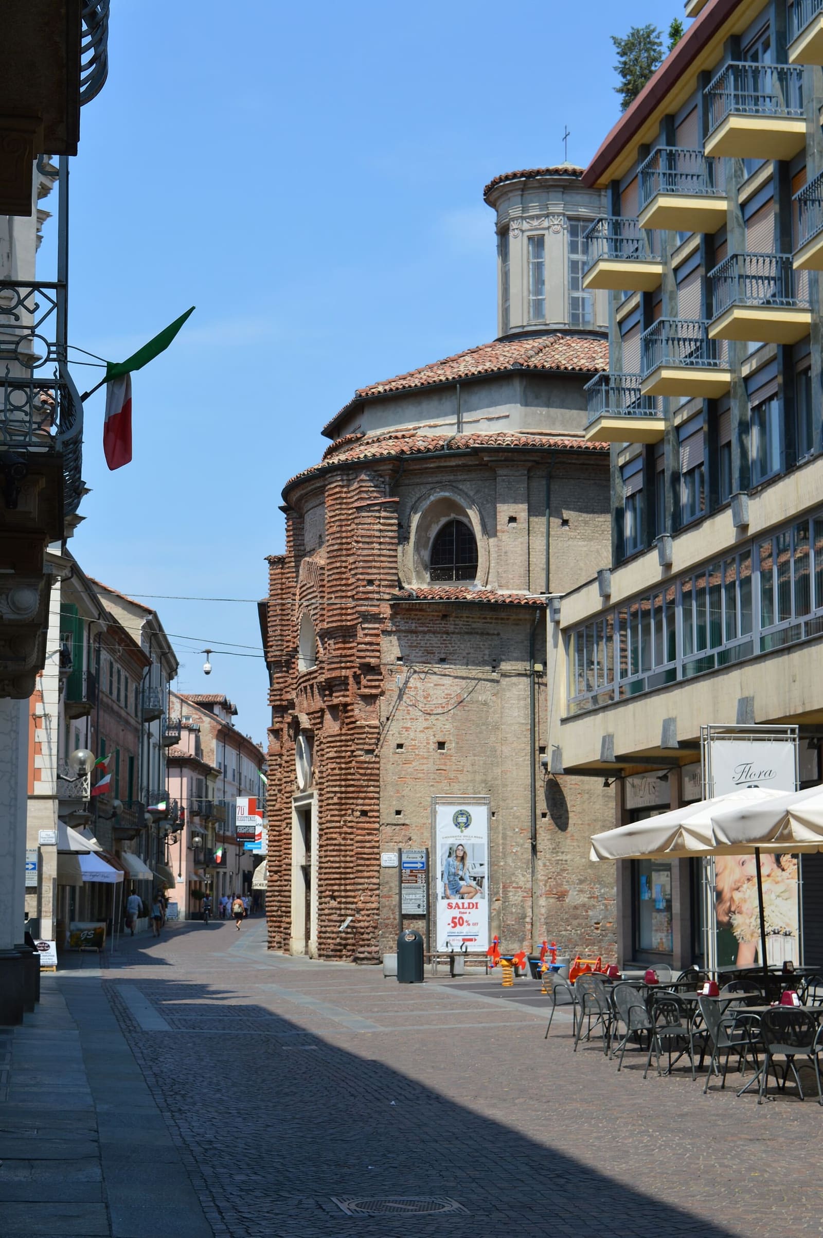 la chiesa della Maddalena su via Vittorio Emanuele, accanto al cortile del Mercato del Tartufo