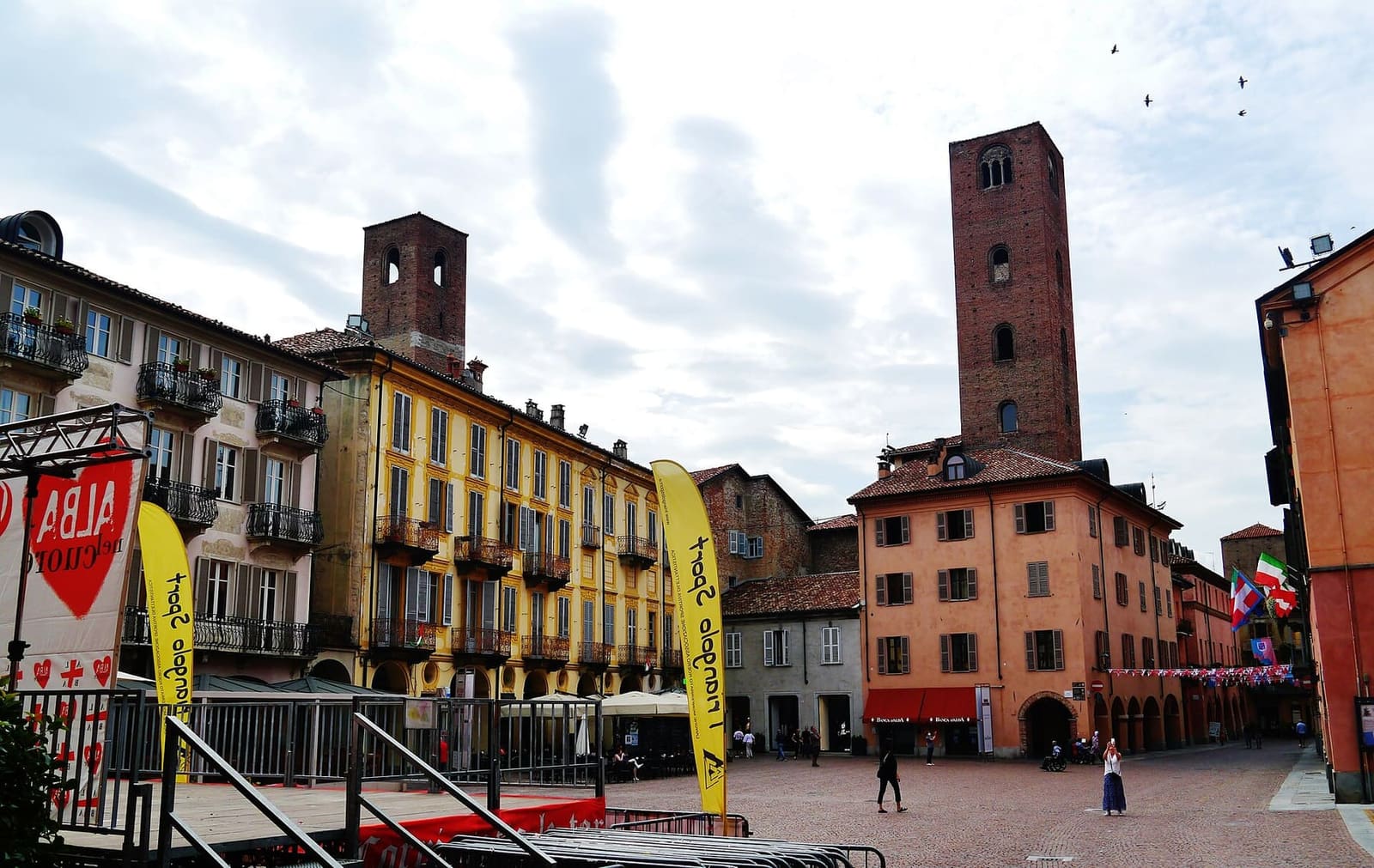 Piazza Risorgimento, la piazza del Duomo, con le torri sopra le case e le insegne della Fiera