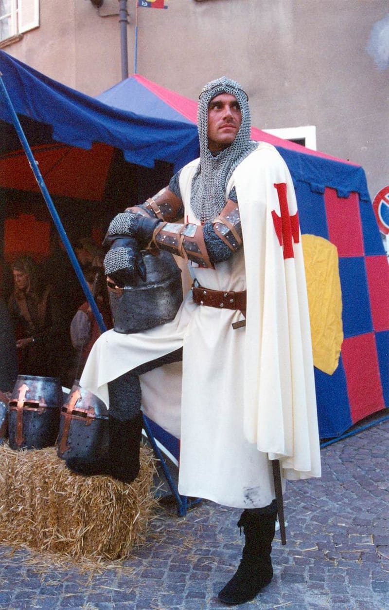 un figurante in armatura davanti alla tenda di un borgo, al Palio di Alba dell'ottobre 2004